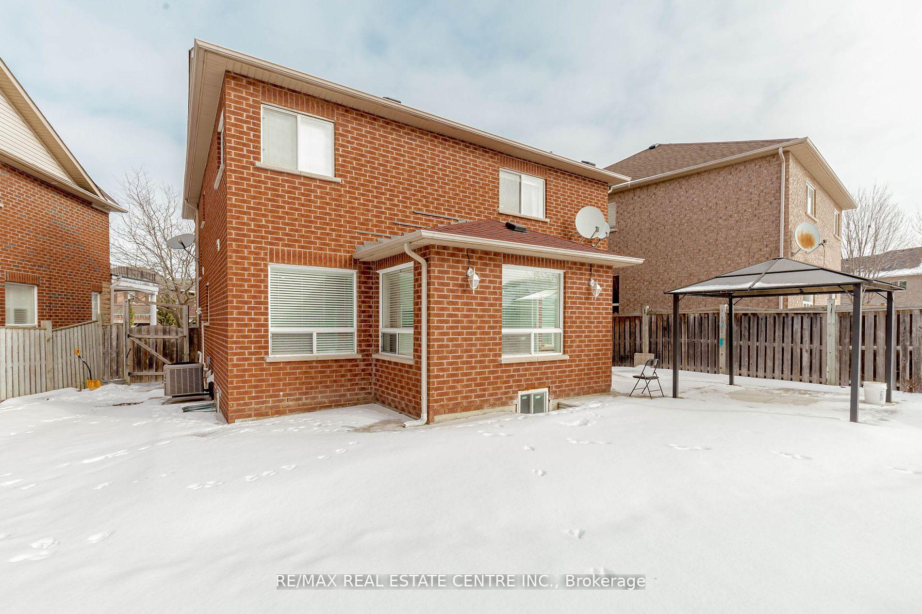 Photo 32 of 12 Tregate Crescent W, Brampton, Fletcher's Meadow — HOMEH