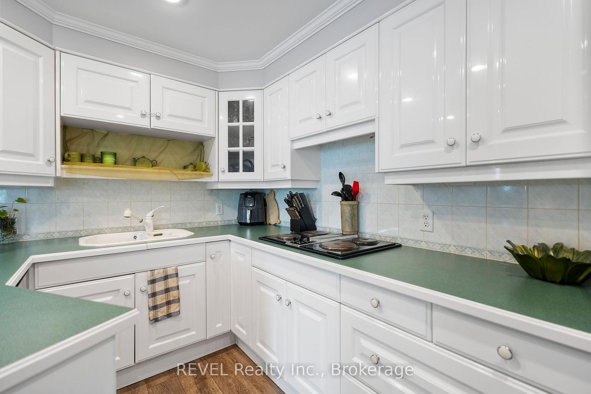 Photo 13 of 6431 Montrose Road, Niagara Falls, West Wood — HOMEH