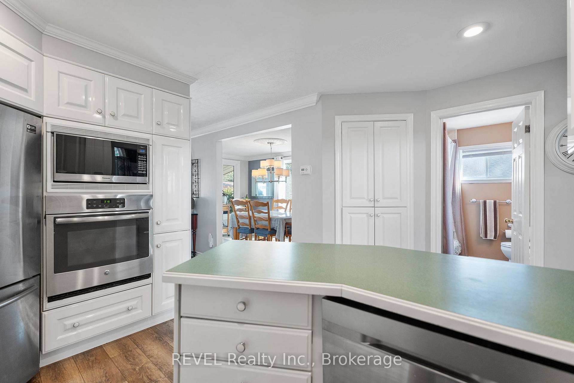 Photo 12 of 6431 Montrose Road, Niagara Falls, West Wood — HOMEH