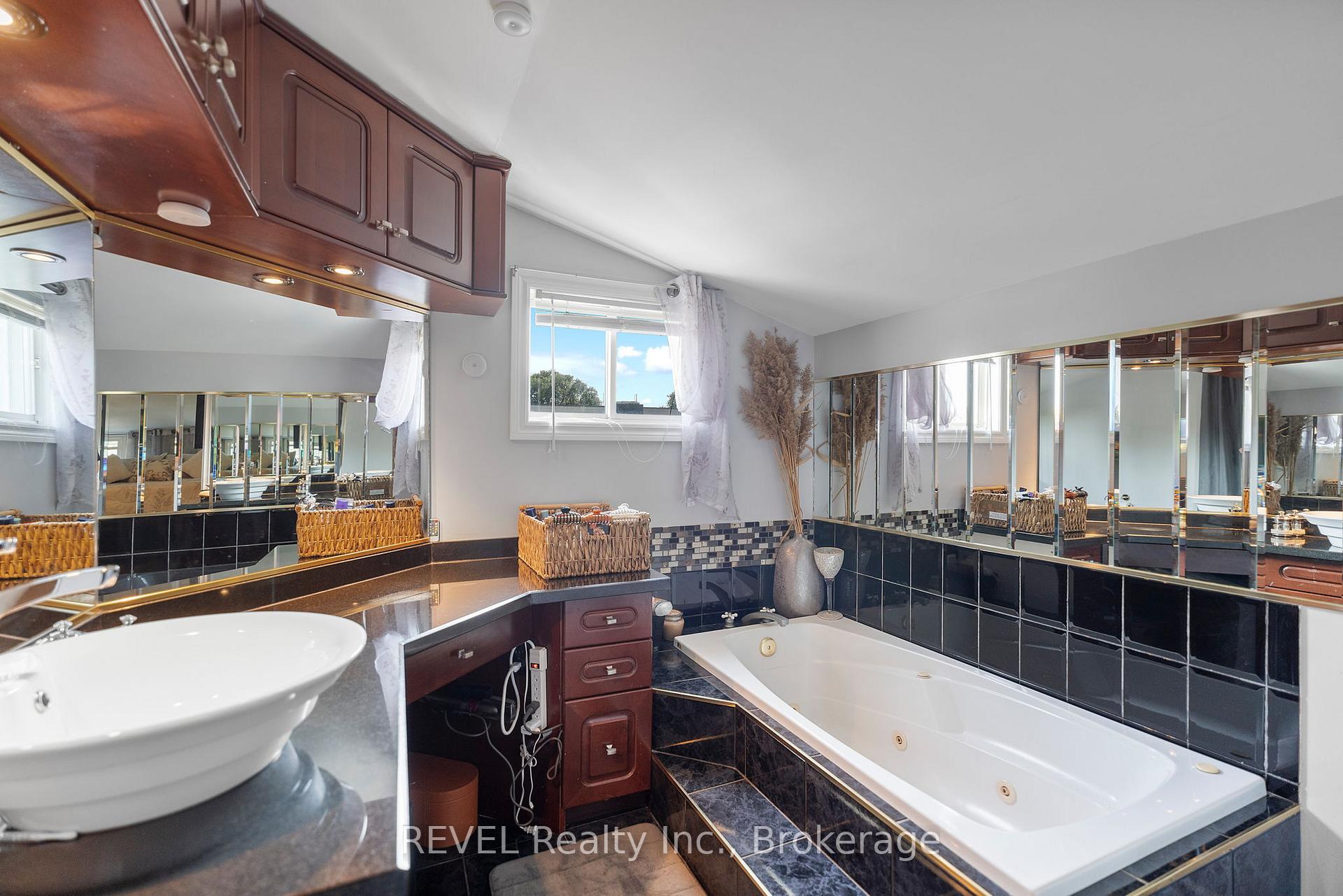 Photo 19 of 6431 Montrose Road, Niagara Falls, West Wood — HOMEH