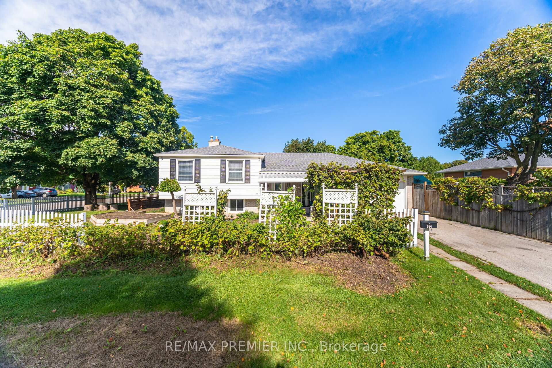 Photo 8 of 164 Avondale Boulevard, Brampton, Avondale — HOMEH