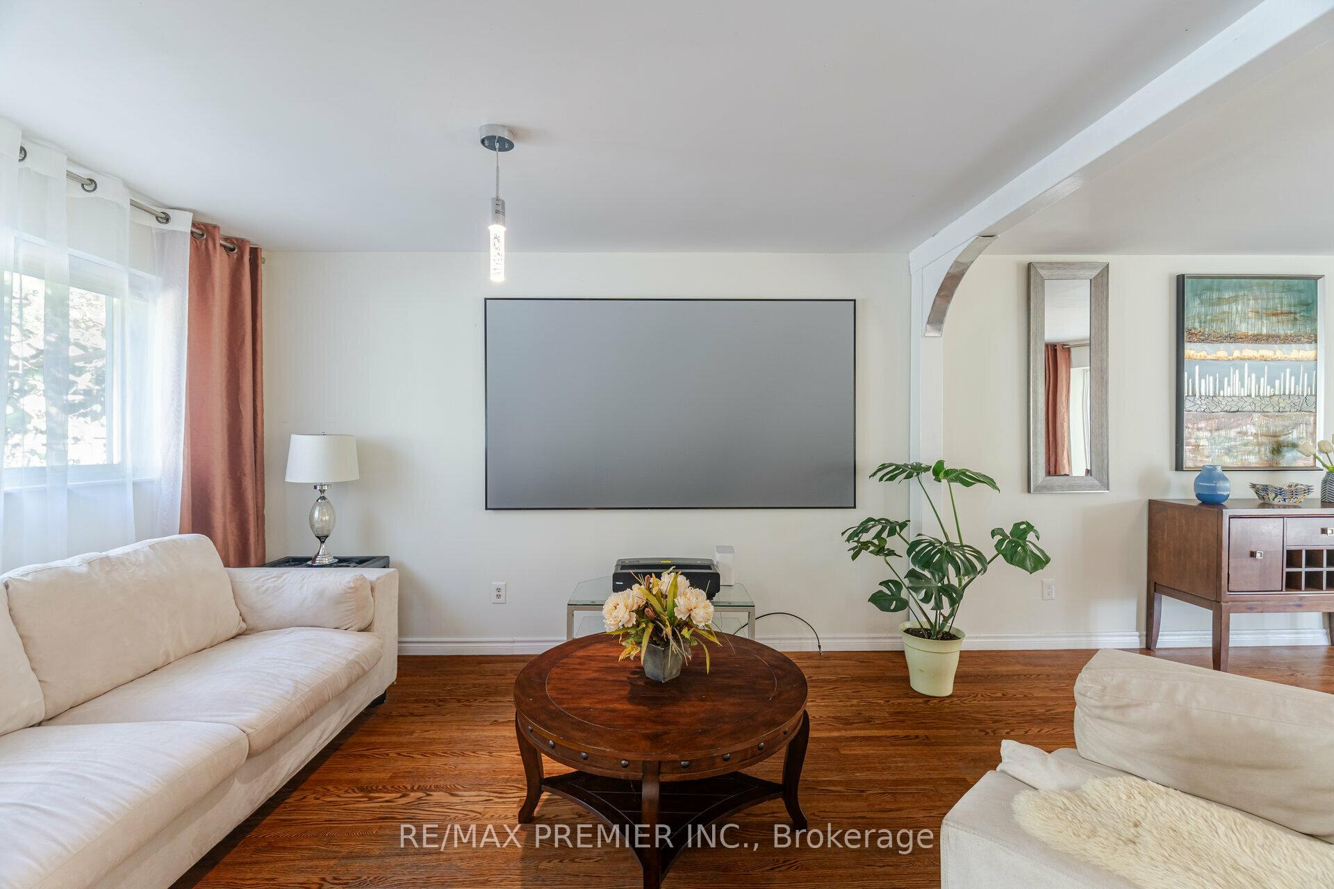 Photo 3 of 164 Avondale Boulevard, Brampton, Avondale — HOMEH