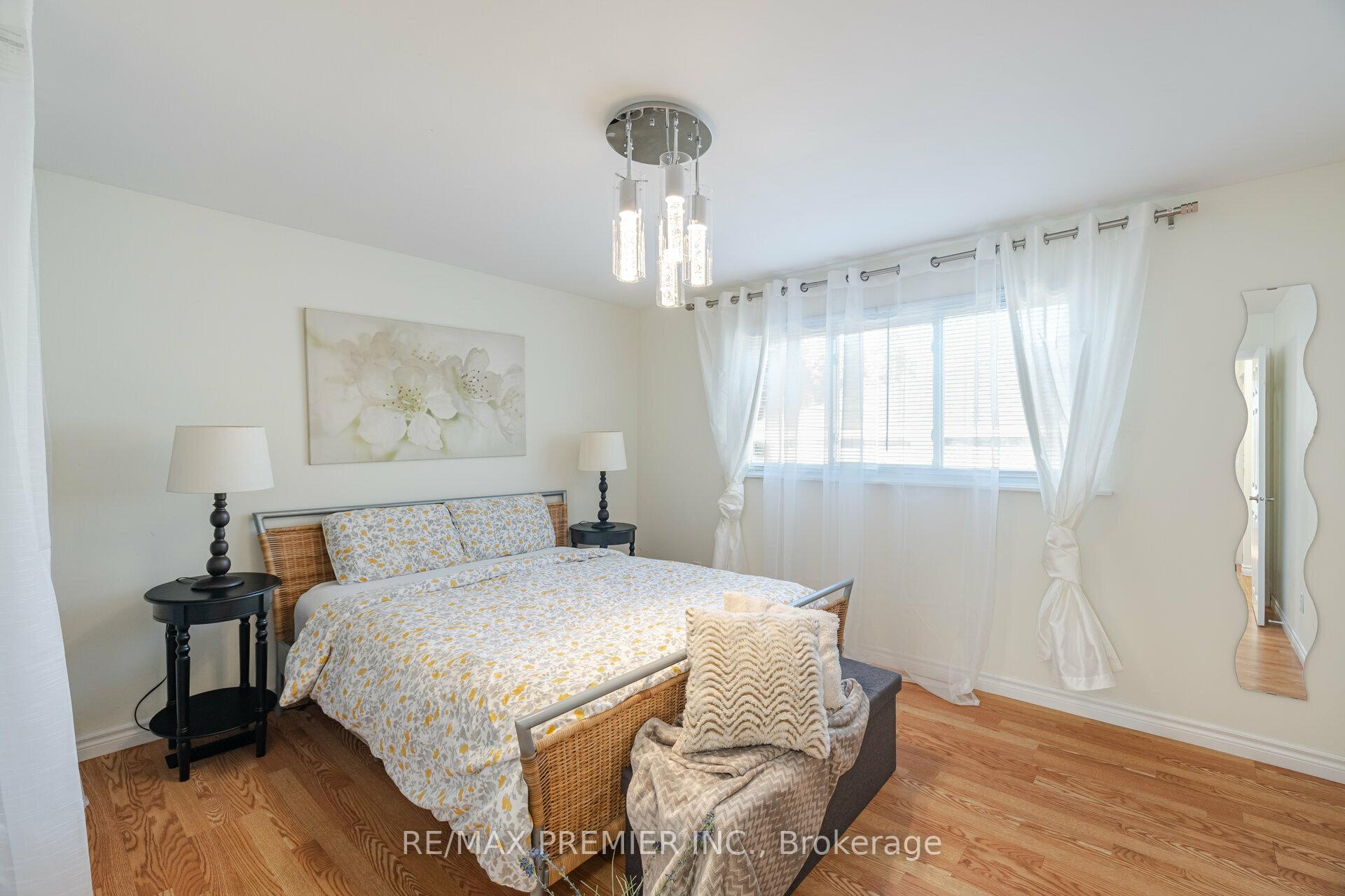 Photo 10 of 164 Avondale Boulevard, Brampton, Avondale — HOMEH