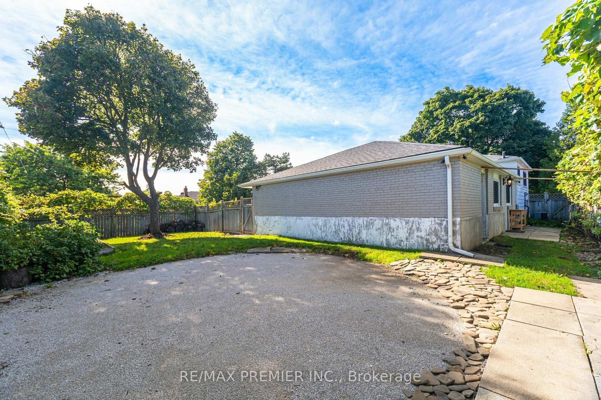 Photo 14 of 164 Avondale Boulevard, Brampton, Avondale — HOMEH