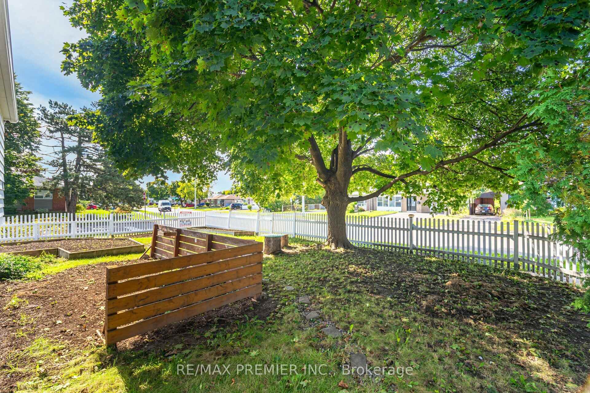 Photo 13 of 164 Avondale Boulevard, Brampton, Avondale — HOMEH