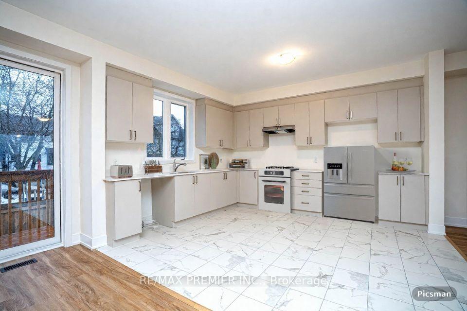 Photo 4 of 17 Hampton Lane, Barrie, Ardagh — HOMEH