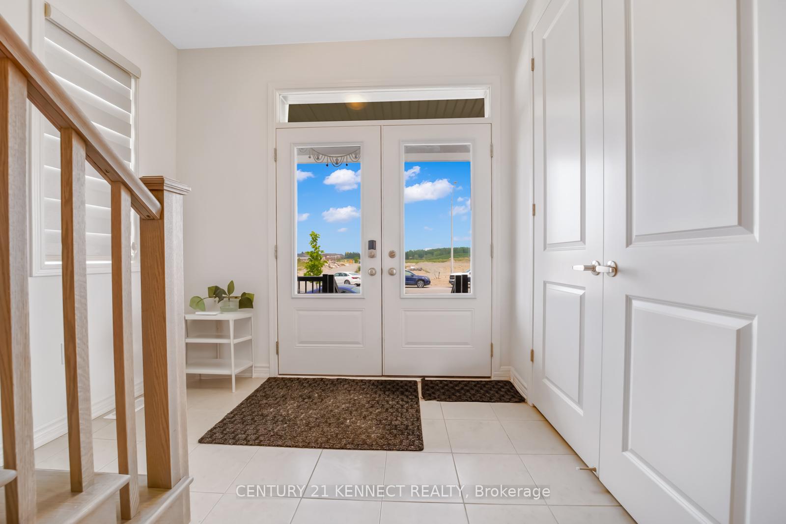Photo 3 of 390 Madelaine Drive, Barrie, Rural Barrie Southeast — HOMEH