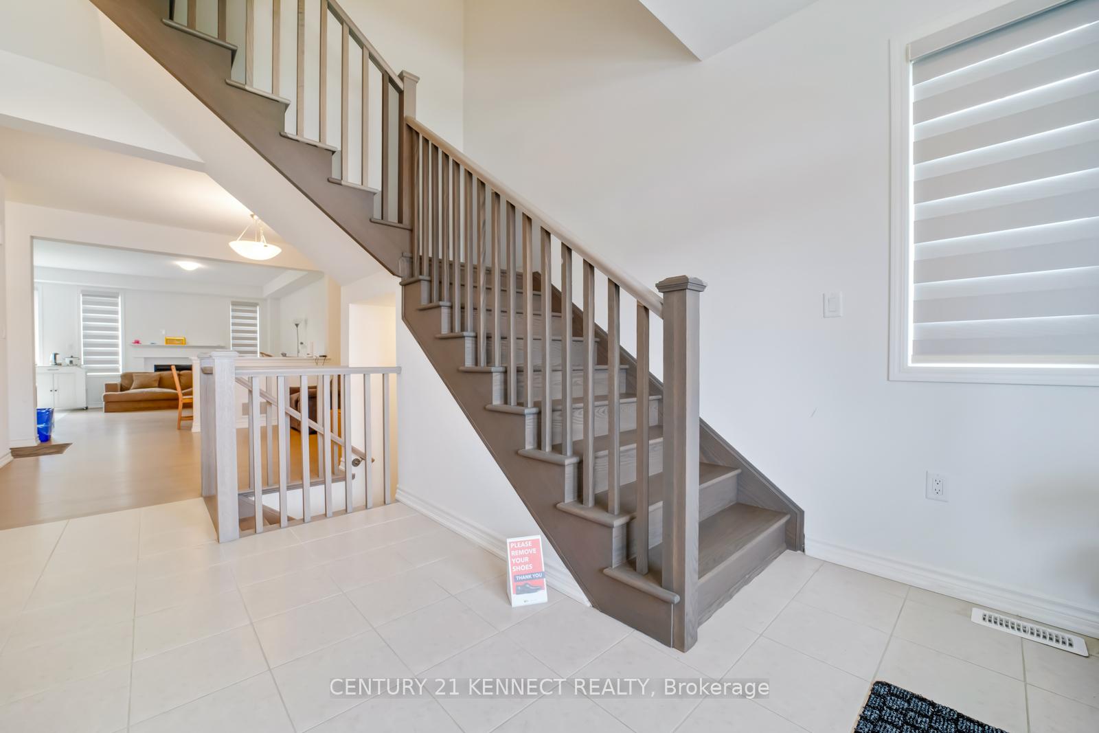 Photo 9 of 390 Madelaine Drive, Barrie, Rural Barrie Southeast — HOMEH
