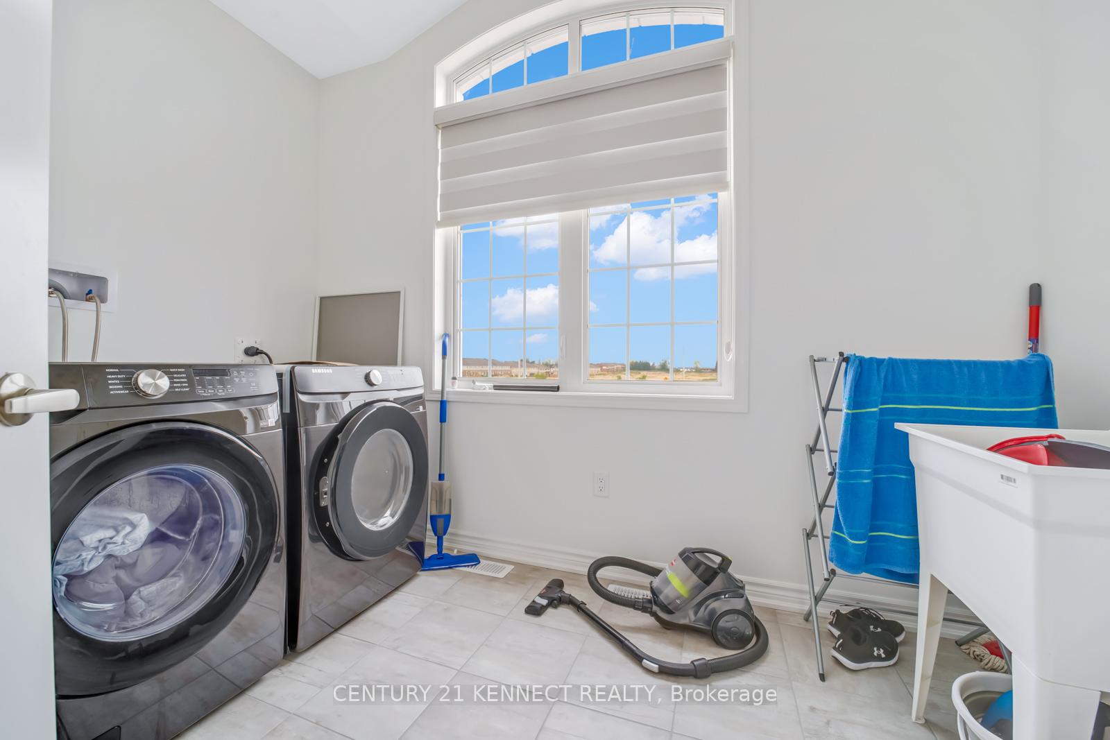 Photo 14 of 390 Madelaine Drive, Barrie, Rural Barrie Southeast — HOMEH