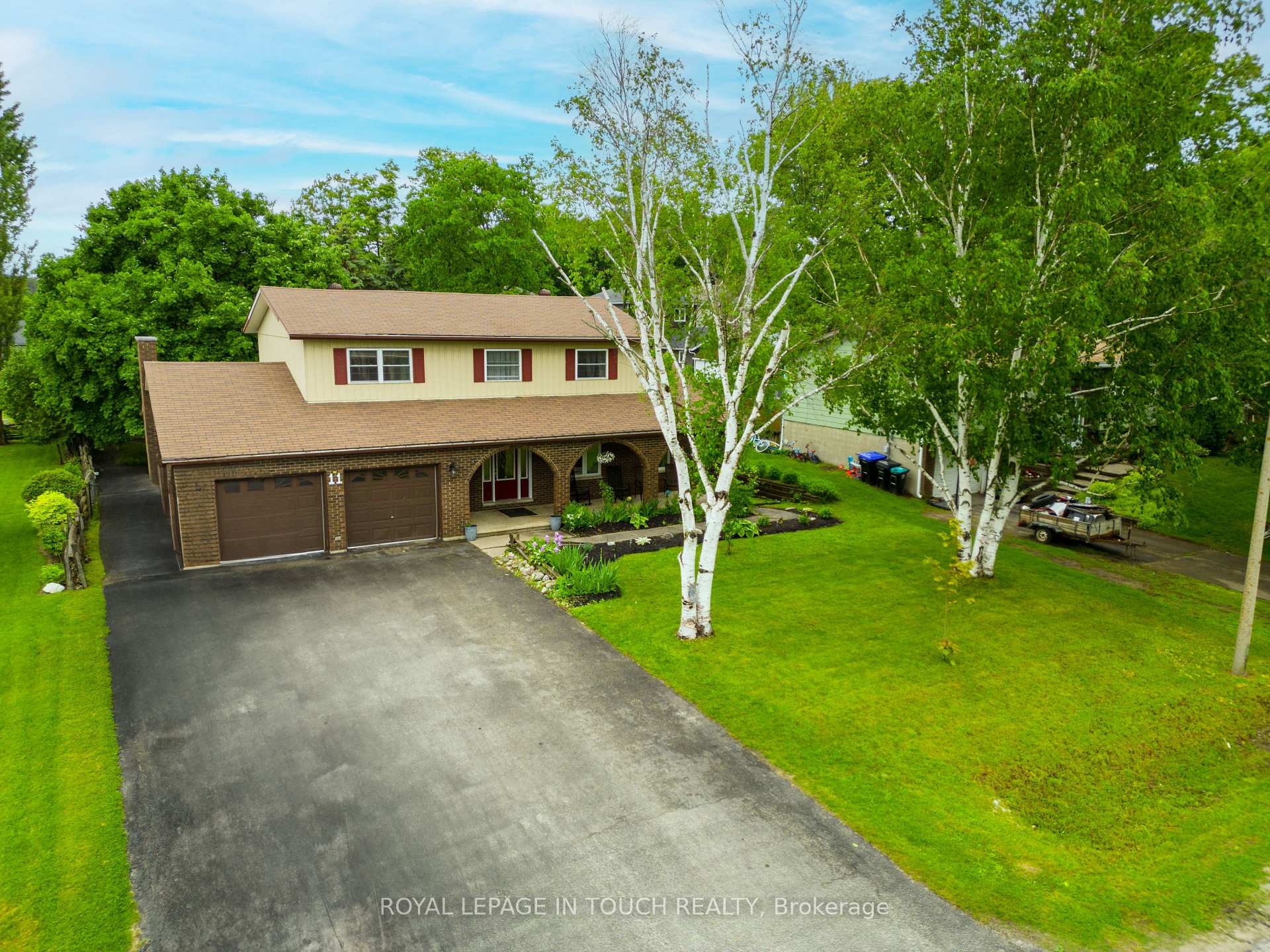Photo 2 of 11 Hill Top Drive, Penetanguishene — HOMEH