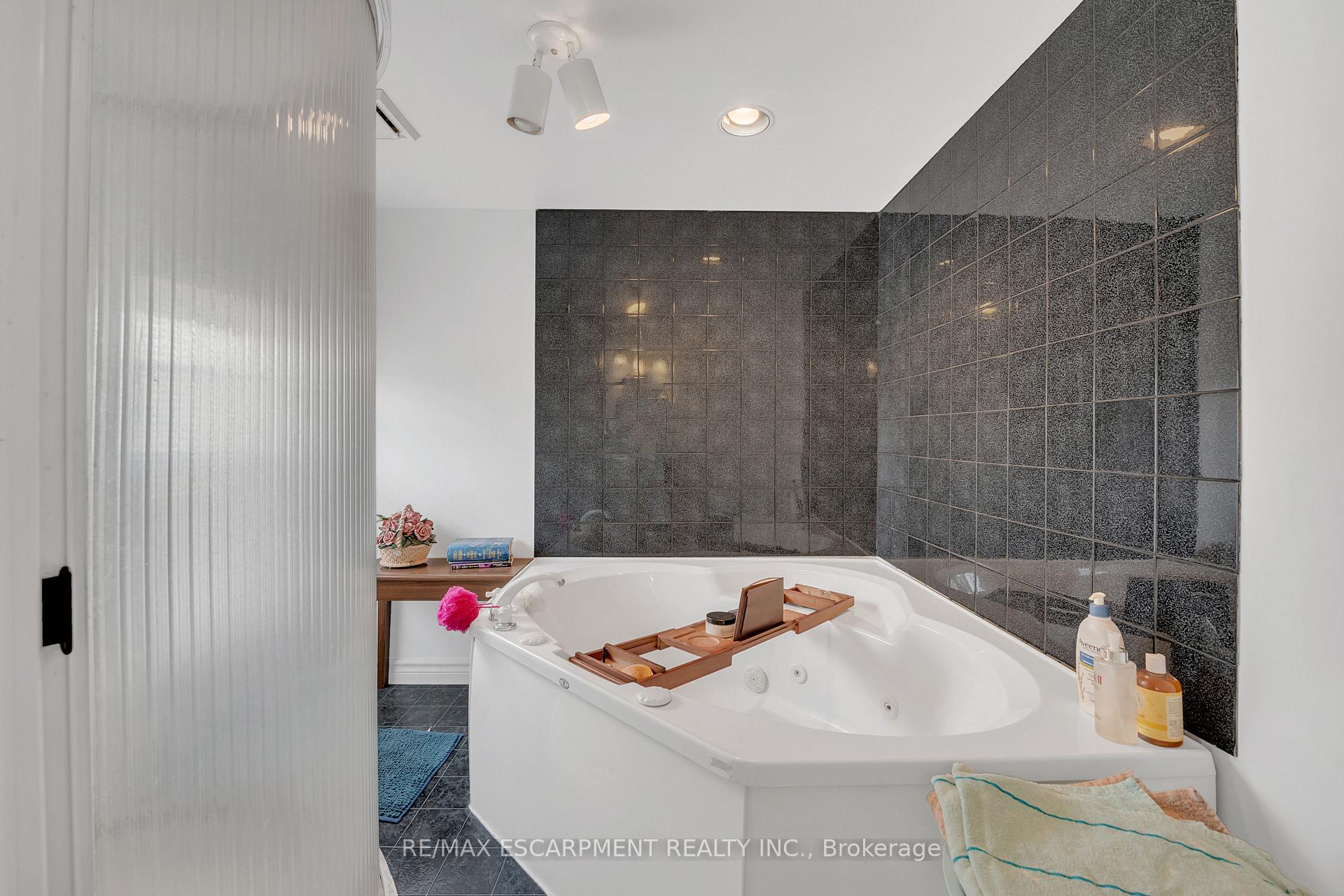 Photo 21 of 2348 Clifton Street, Thorold, Allanburg/Thorold South — HOMEH