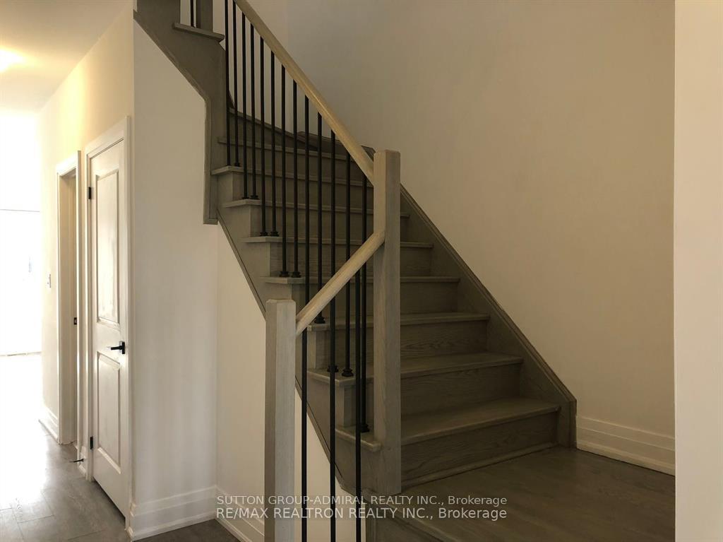 Photo 5 of 112 Fairlane Avenue, Barrie, Painswick South — HOMEH