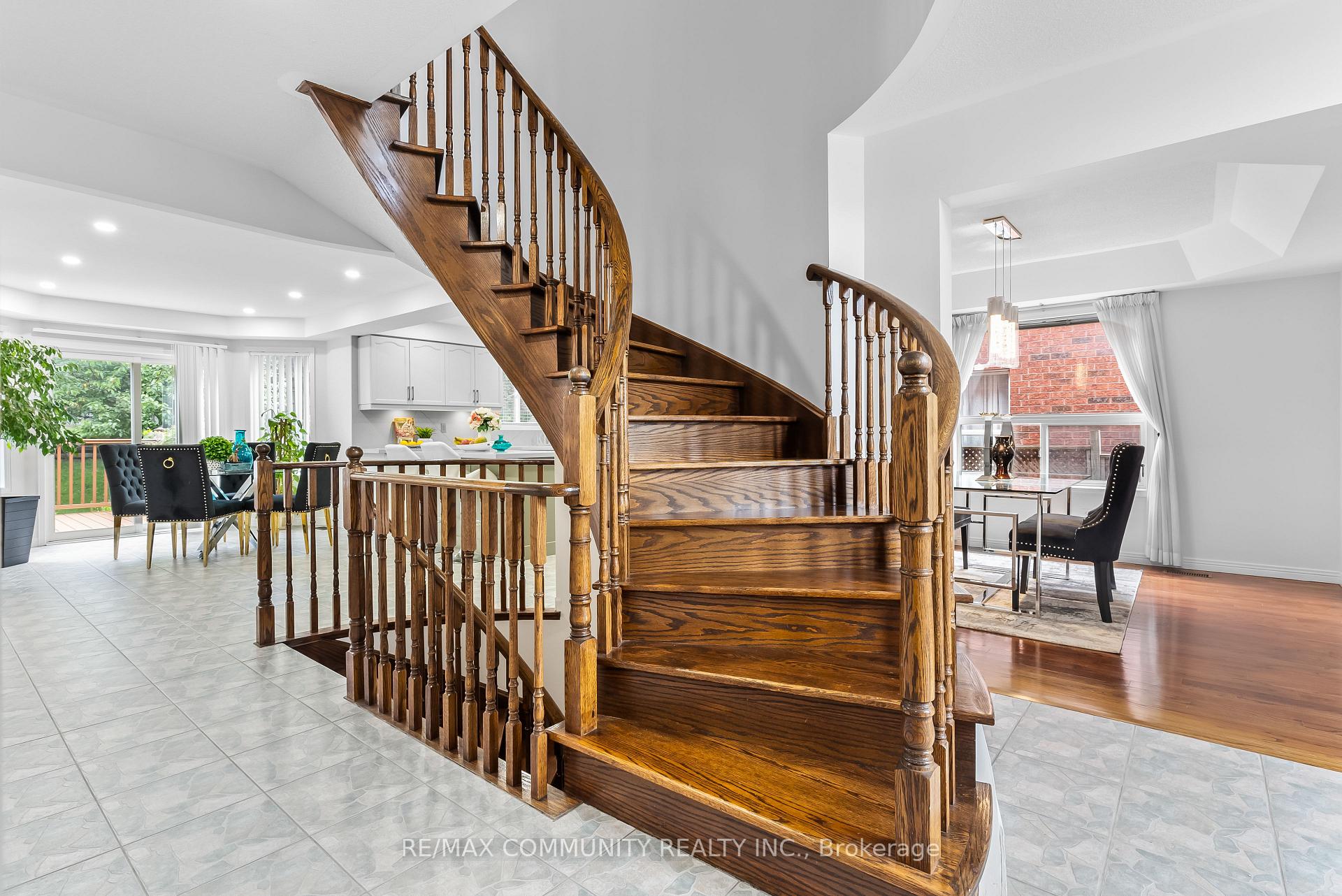Photo 10 of 27 Mac Carl Crescent, Whitby, Rolling Acres — HOMEH