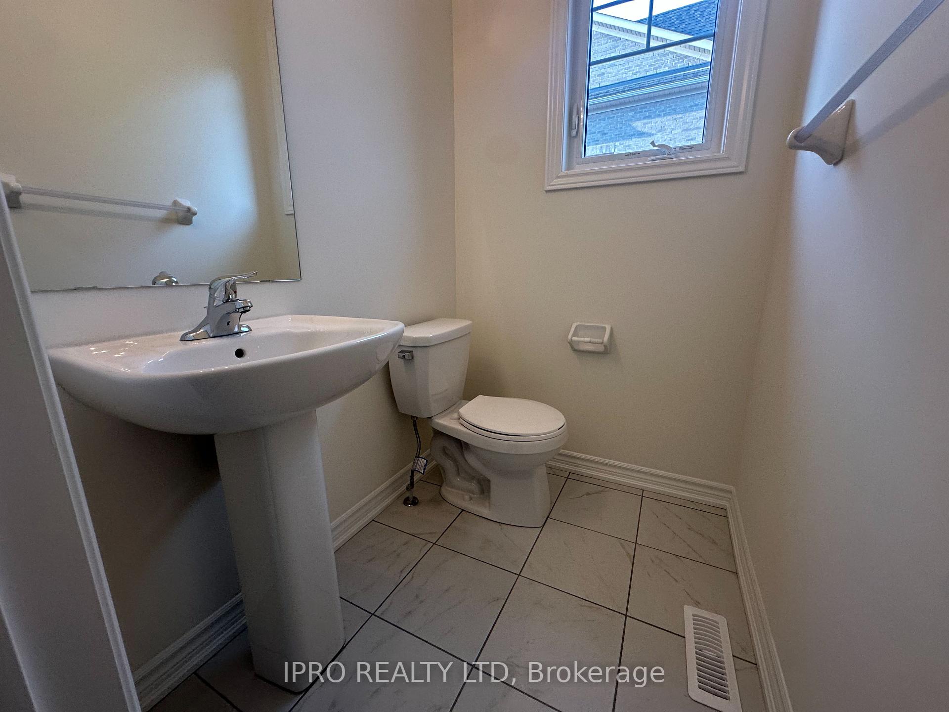 Photo 11 of 72 Robin Trail, Scugog, Port Perry — HOMEH