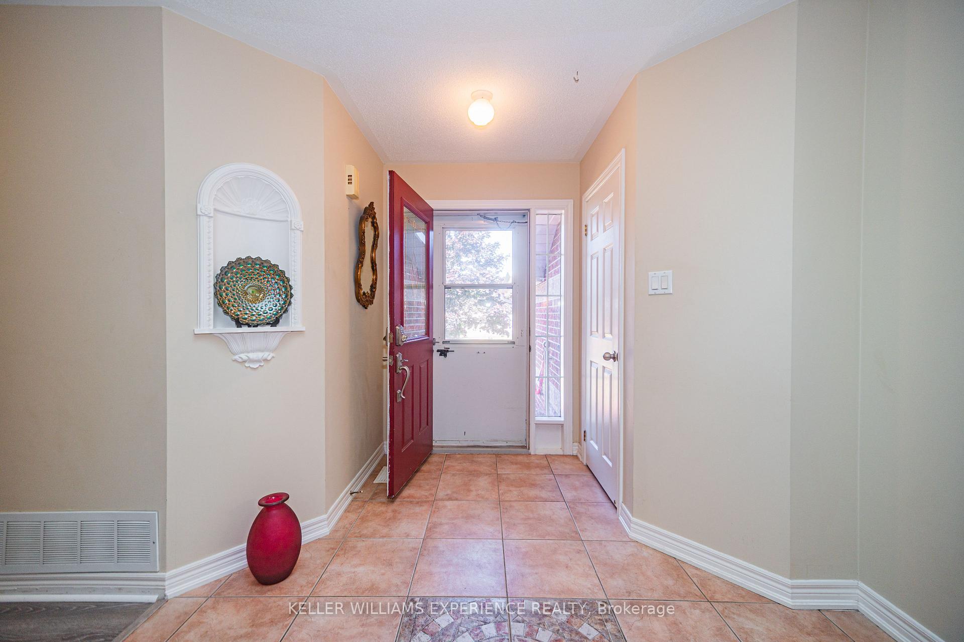 Photo 3 of 8 Kell Place, Barrie, Innis-Shore — HOMEH