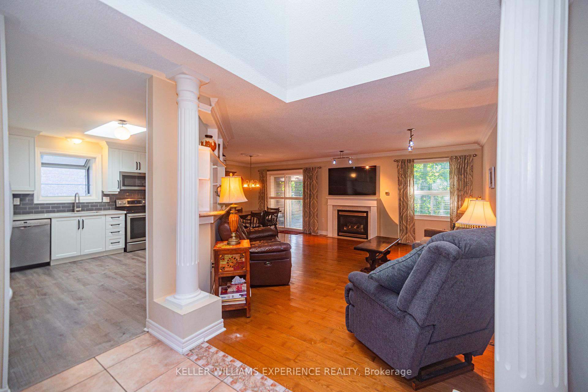 Photo 2 of 8 Kell Place, Barrie, Innis-Shore — HOMEH