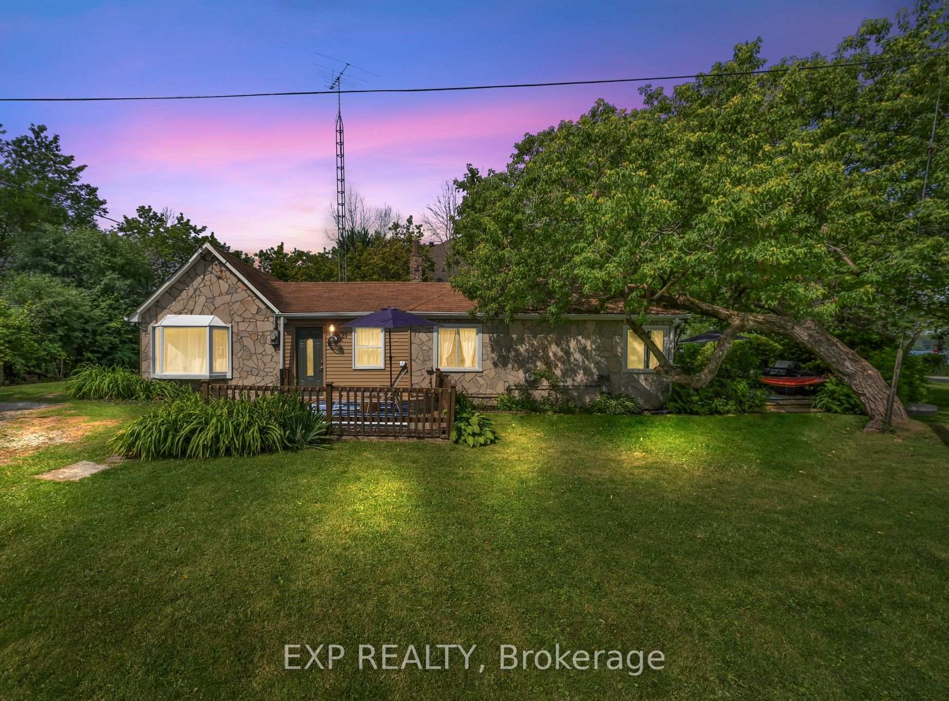 Photo 5 of 21 Lake Drive E, Georgina, Historic Lakeshore Communities — HOMEH