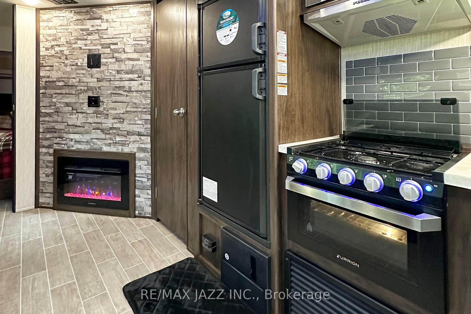 Photo 5 of 3 Wilde Court, Clarington, Bowmanville — HOMEH