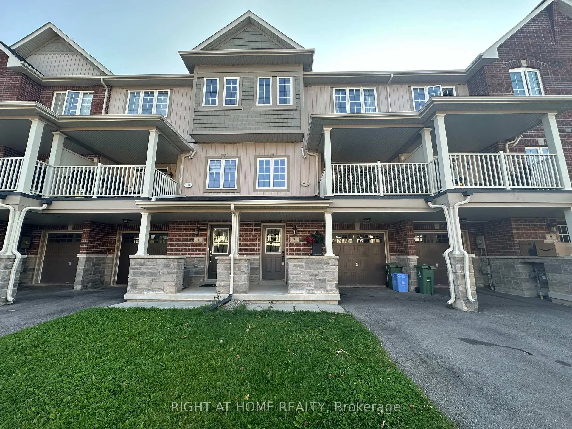 Photo 1 of 7 Hiscott Drive, Hamilton, Waterdown — HOMEH