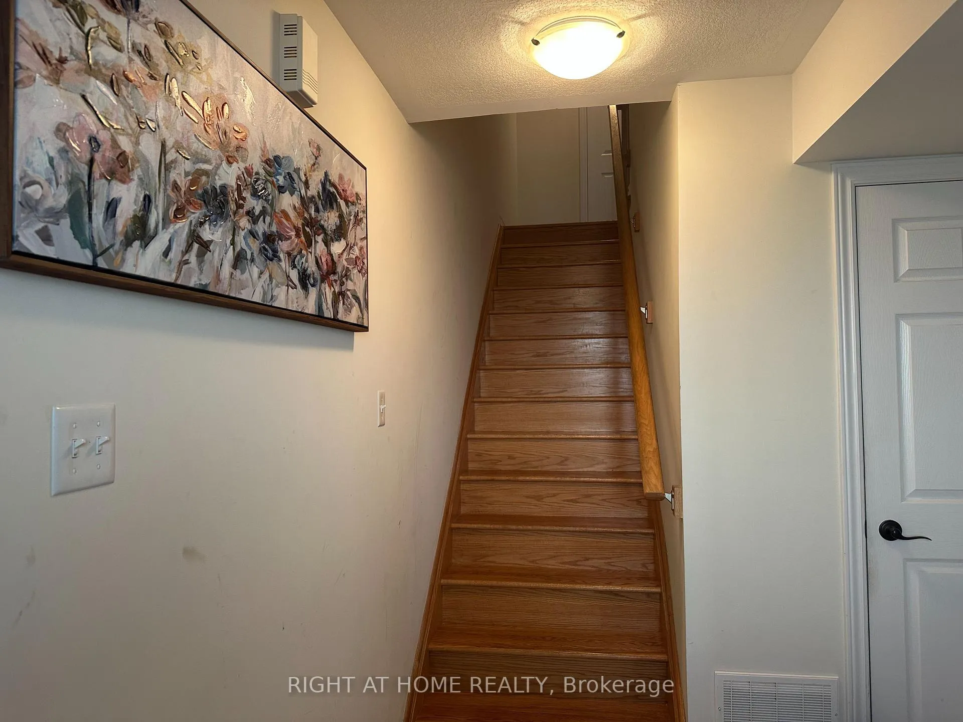 Photo 3 of 7 Hiscott Drive, Hamilton, Waterdown — HOMEH