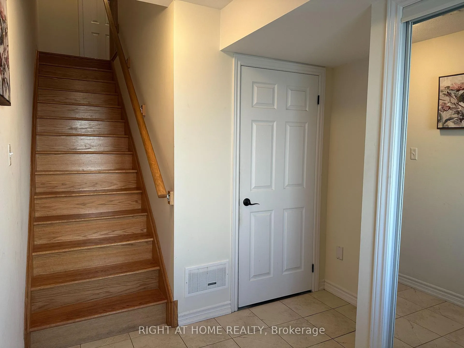 Photo 4 of 7 Hiscott Drive, Hamilton, Waterdown — HOMEH