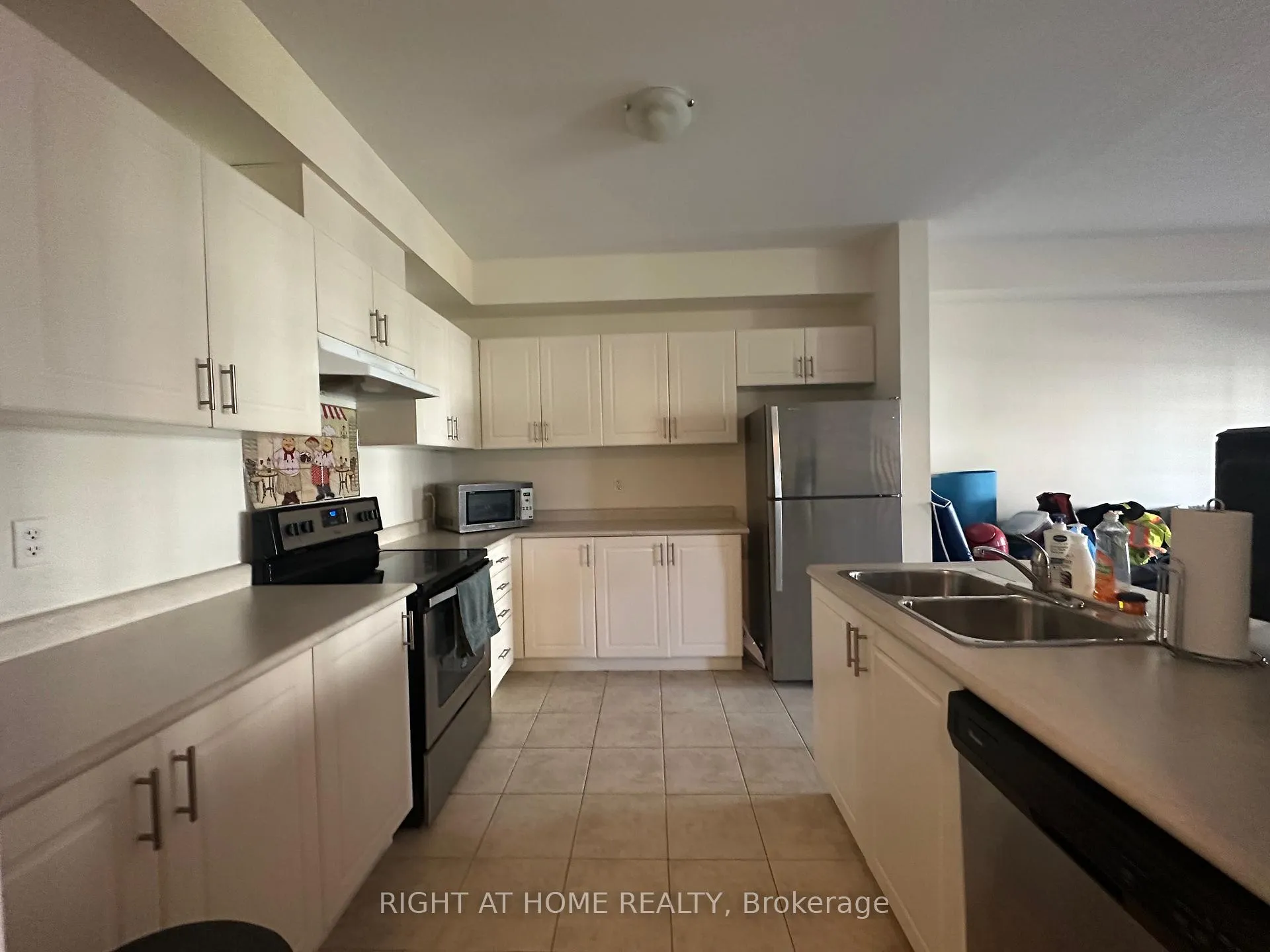 Photo 5 of 7 Hiscott Drive, Hamilton, Waterdown — HOMEH