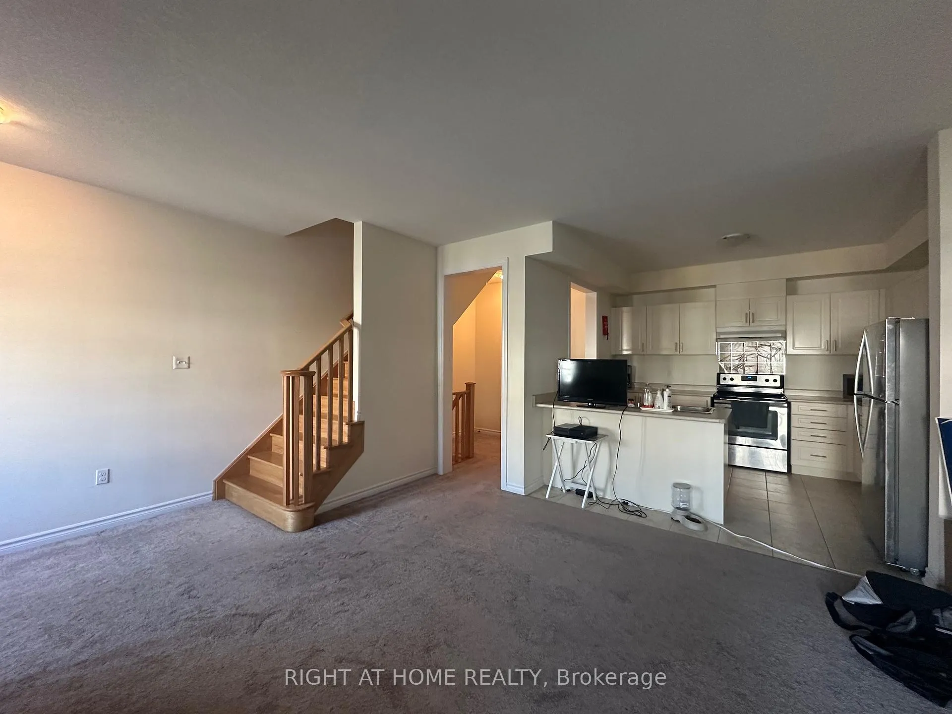 Photo 7 of 7 Hiscott Drive, Hamilton, Waterdown — HOMEH