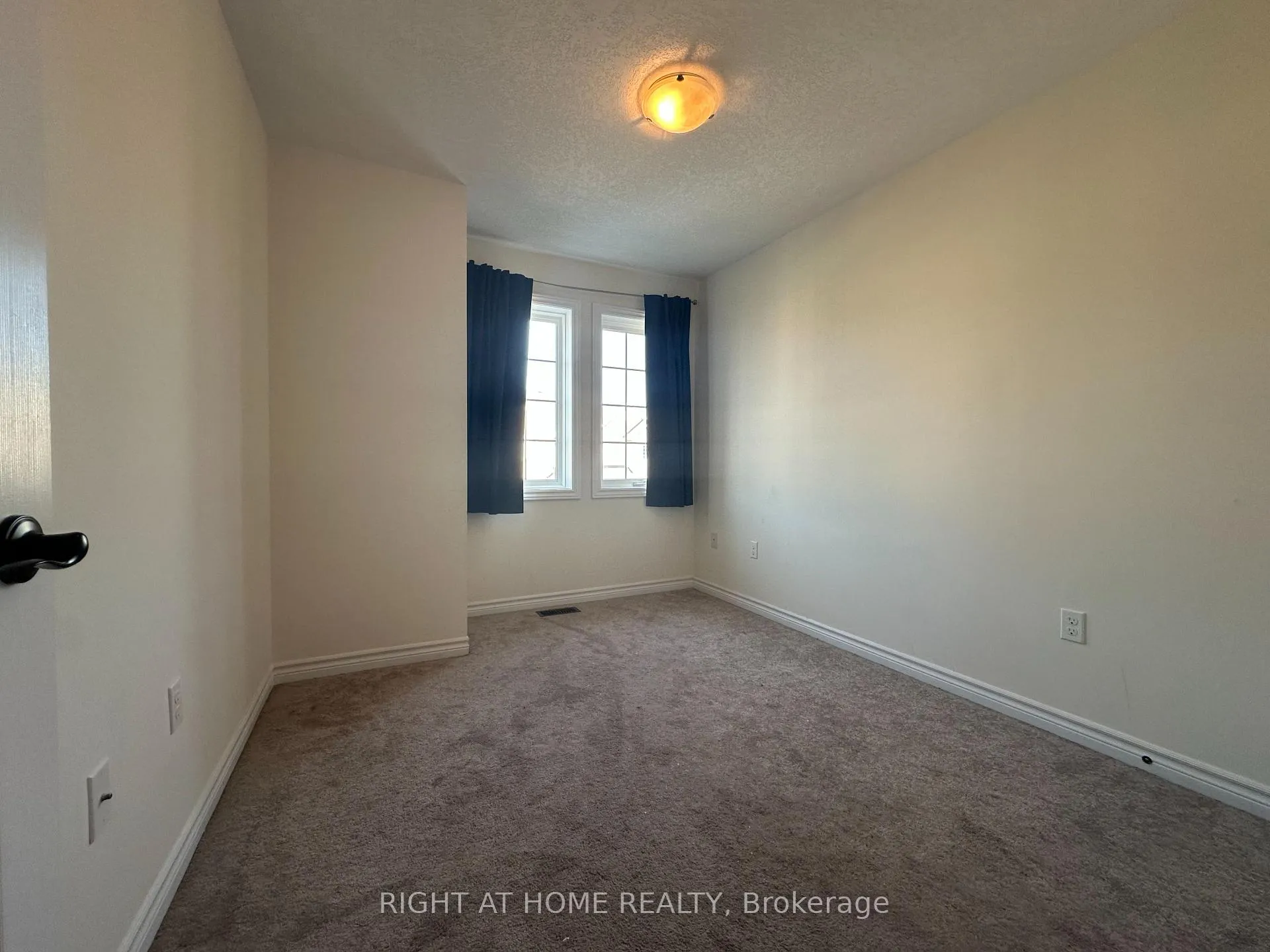 Photo 10 of 7 Hiscott Drive, Hamilton, Waterdown — HOMEH