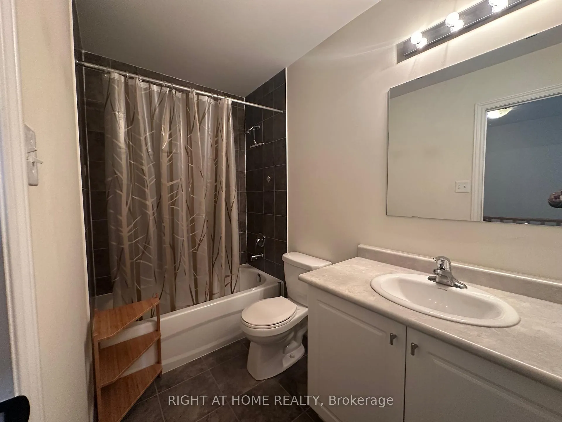 Photo 11 of 7 Hiscott Drive, Hamilton, Waterdown — HOMEH