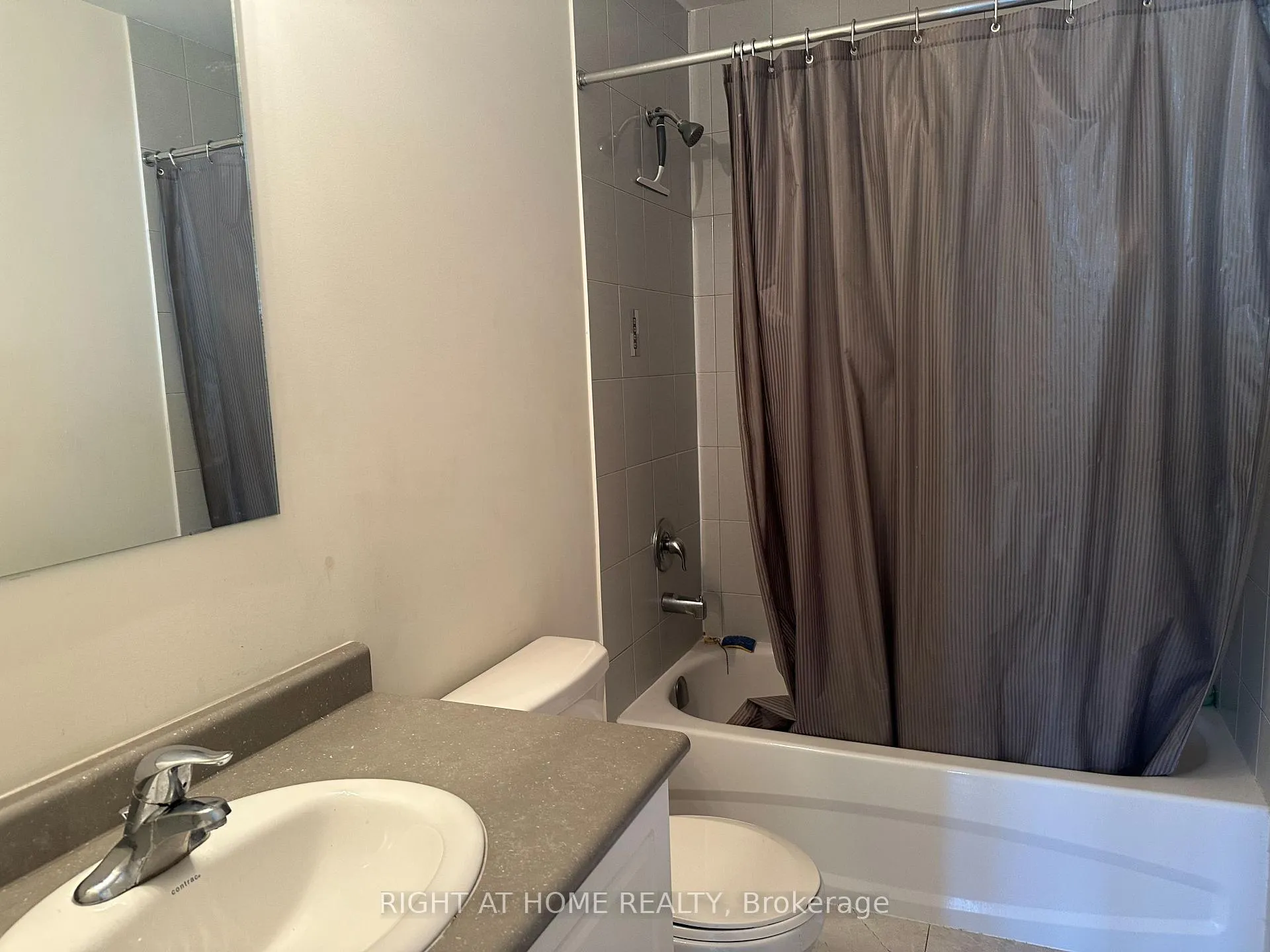 Photo 14 of 7 Hiscott Drive, Hamilton, Waterdown — HOMEH