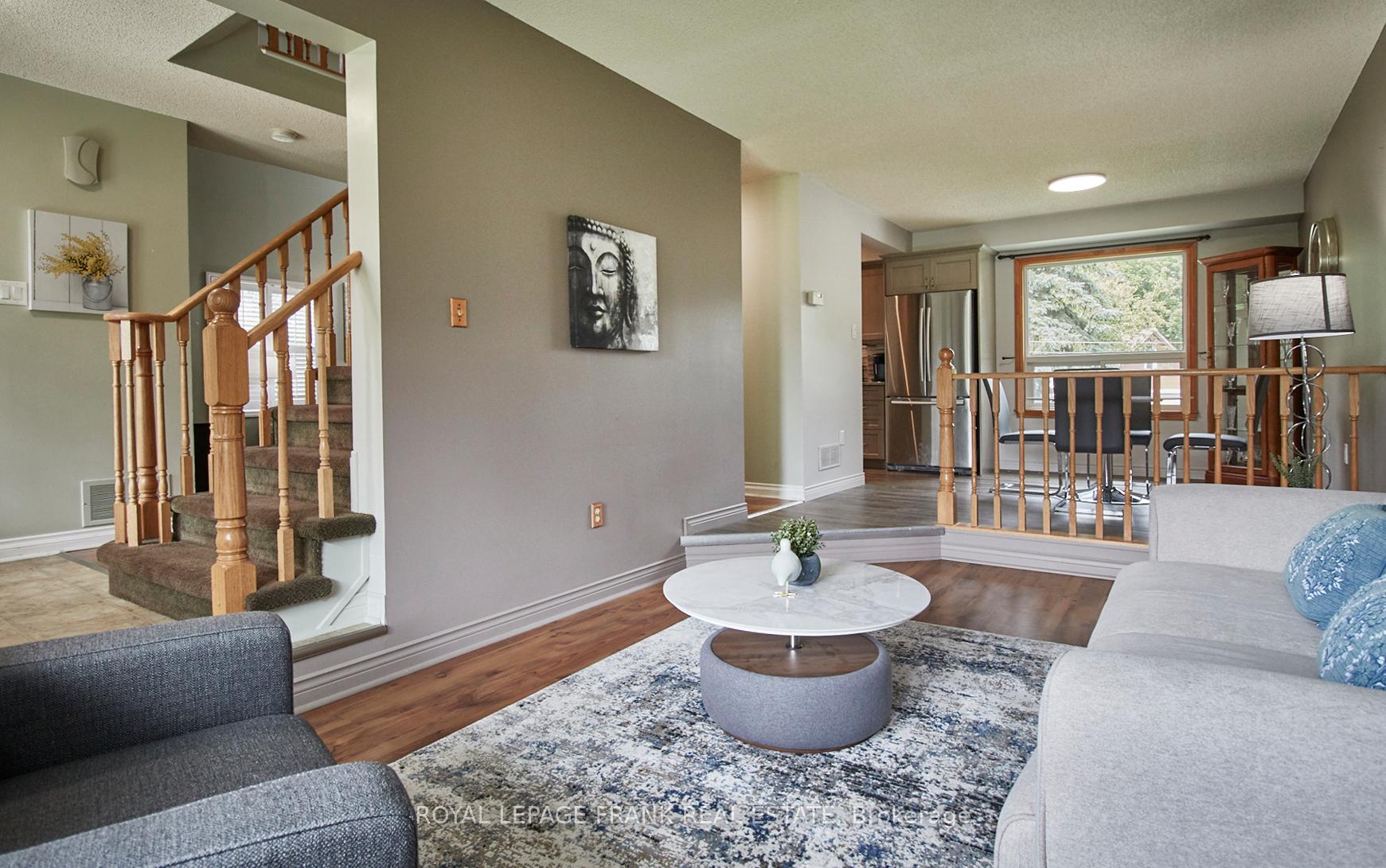 Photo 3 of 32 Faircomb Crescent, Clarington, Courtice — HOMEH