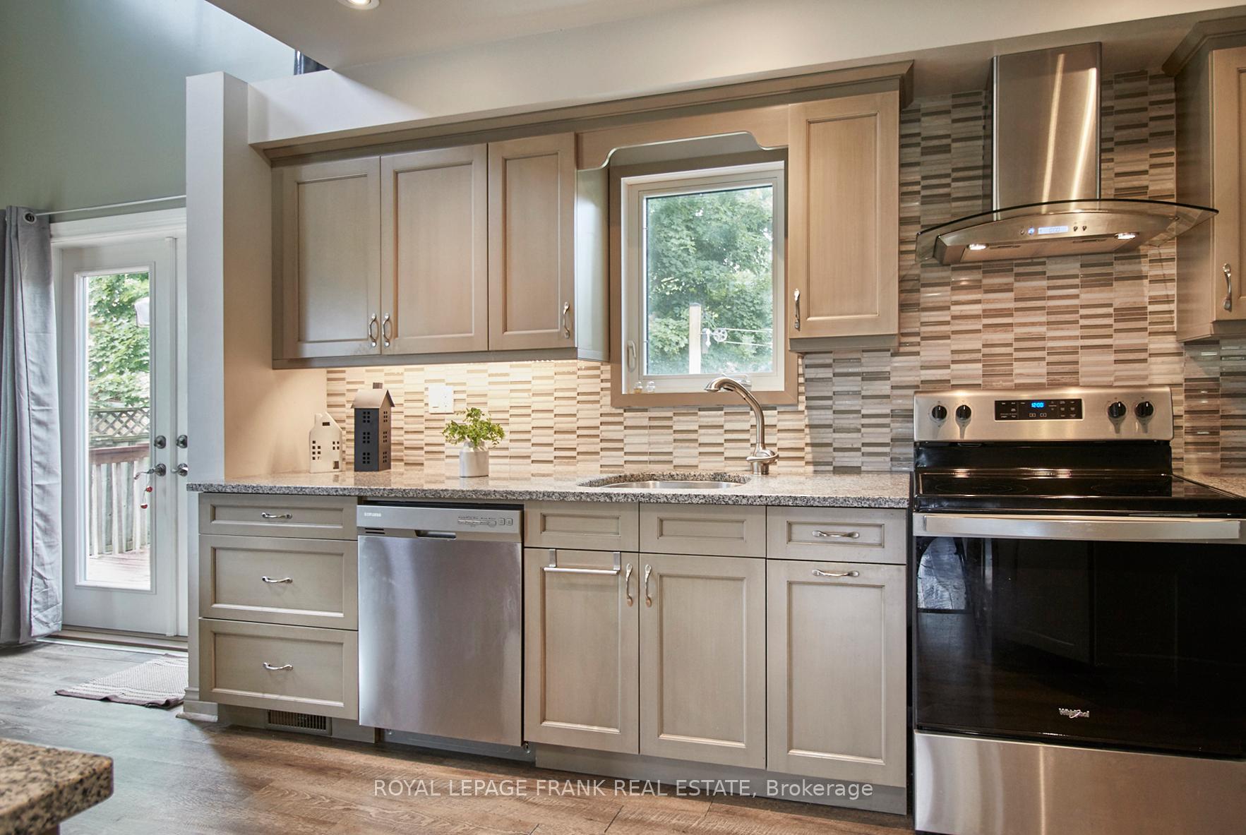 Photo 5 of 32 Faircomb Crescent, Clarington, Courtice — HOMEH