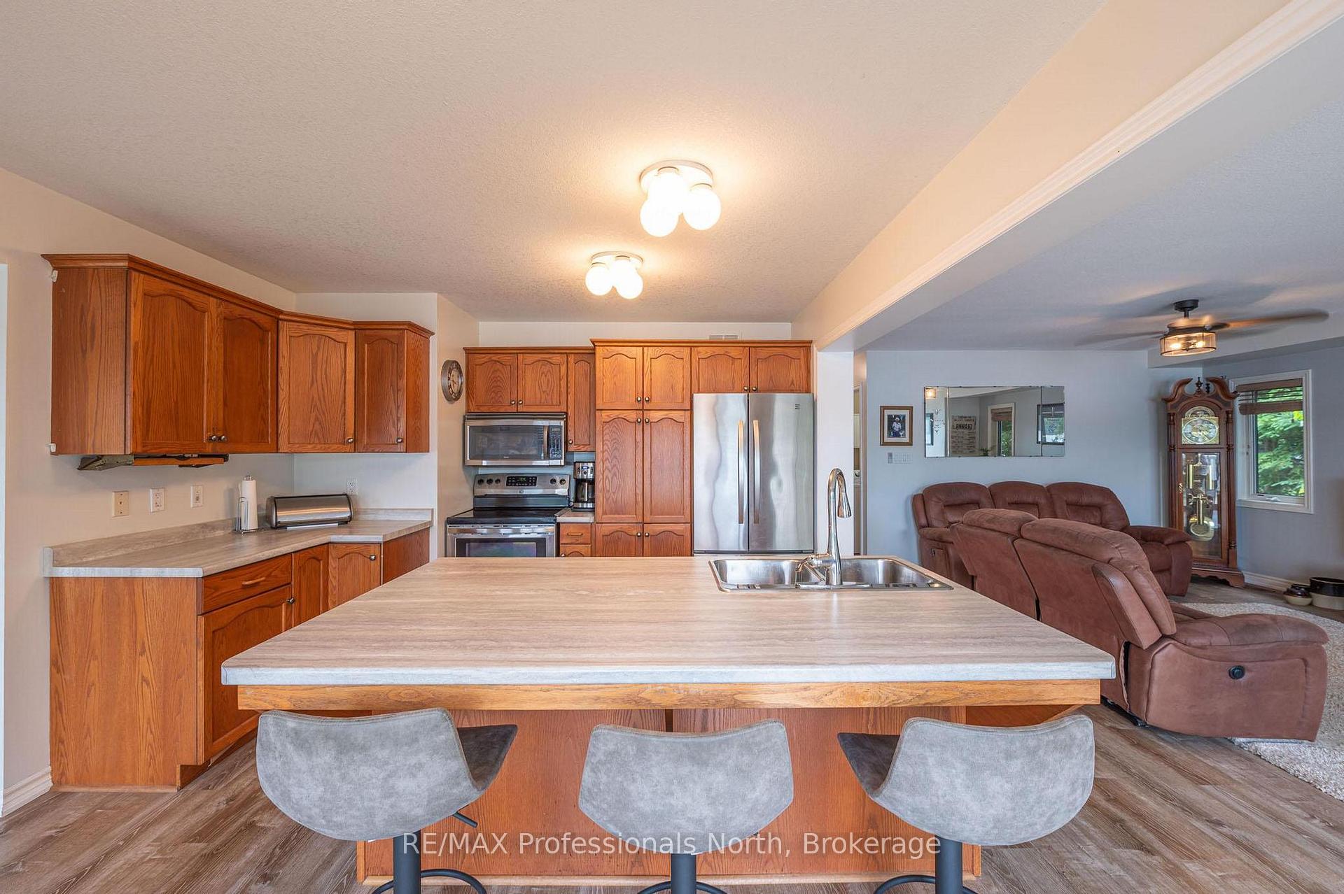 Photo 4 of 1075 Comak Crescent, Algonquin Highlands, Stanhope — HOMEH