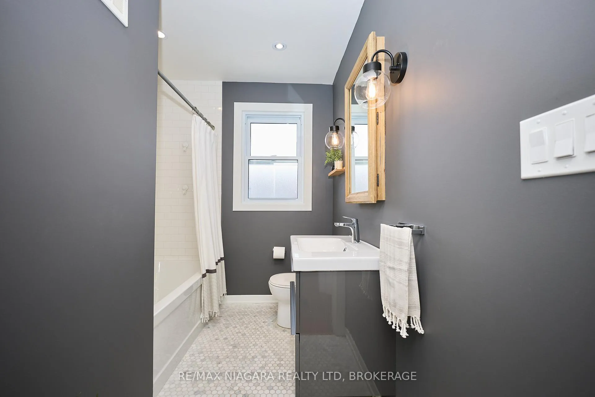 Photo 29 of 160 Norway Avenue, Welland, Prince Charles — HOMEH