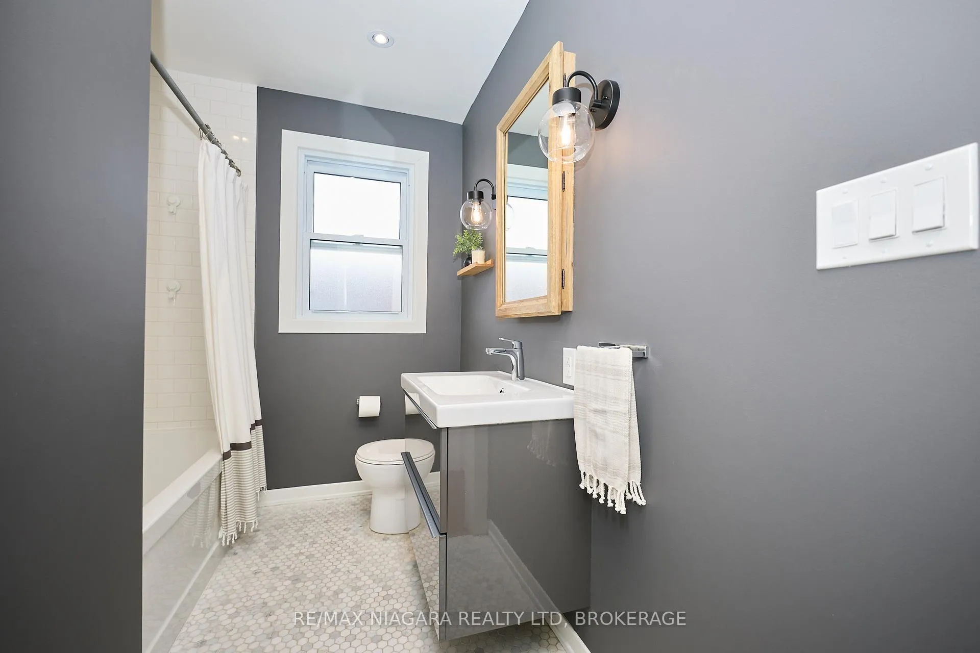 Photo 35 of 160 Norway Avenue, Welland, Prince Charles — HOMEH