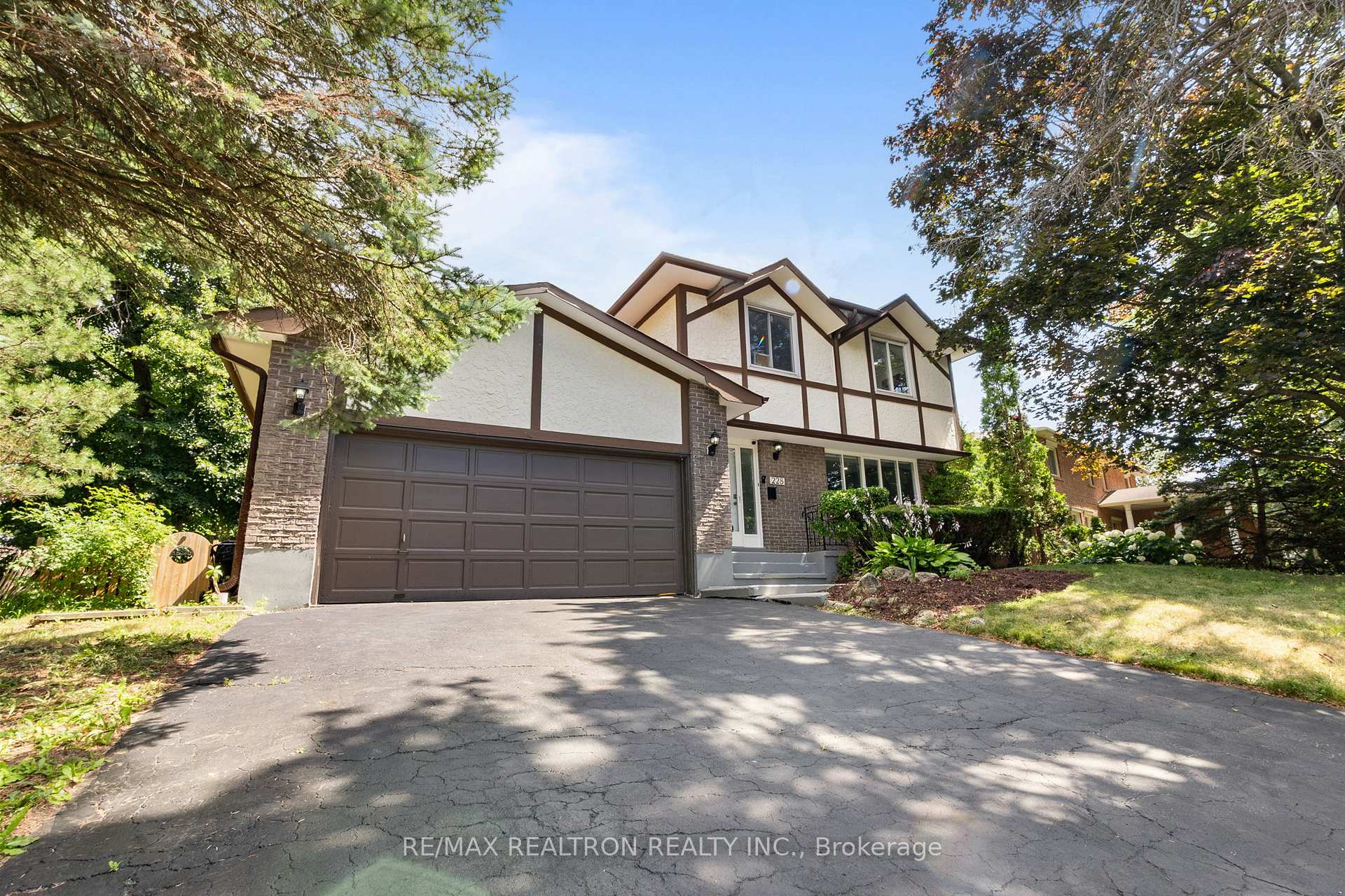 Front of 228 Sherwood Court E
