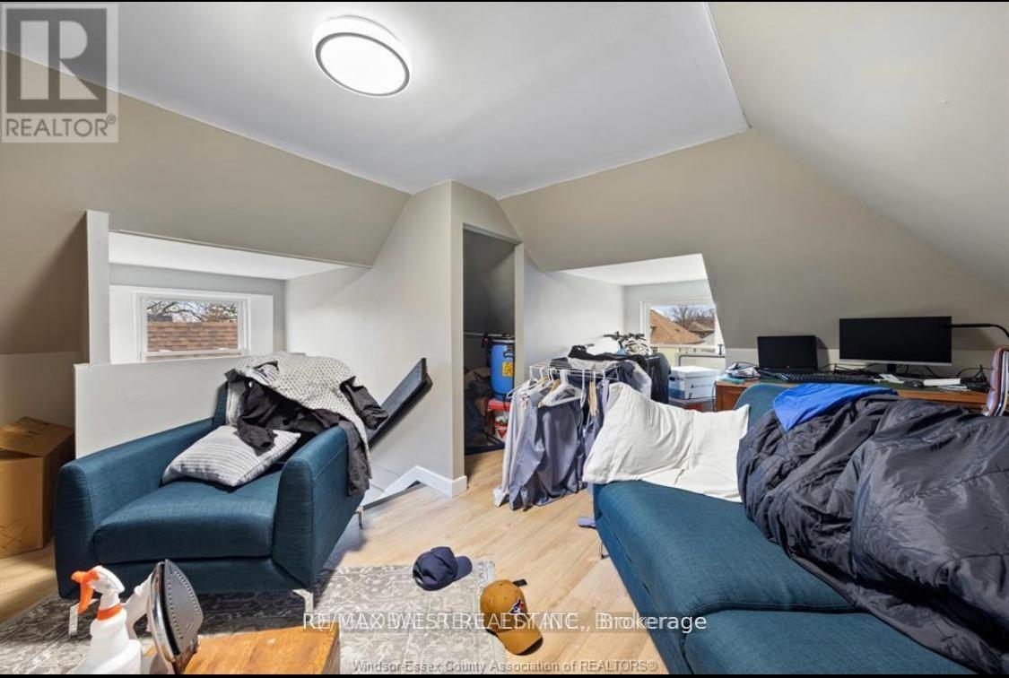 Photo 3 of 919 Pierre Avenue, Windsor — HOMEH