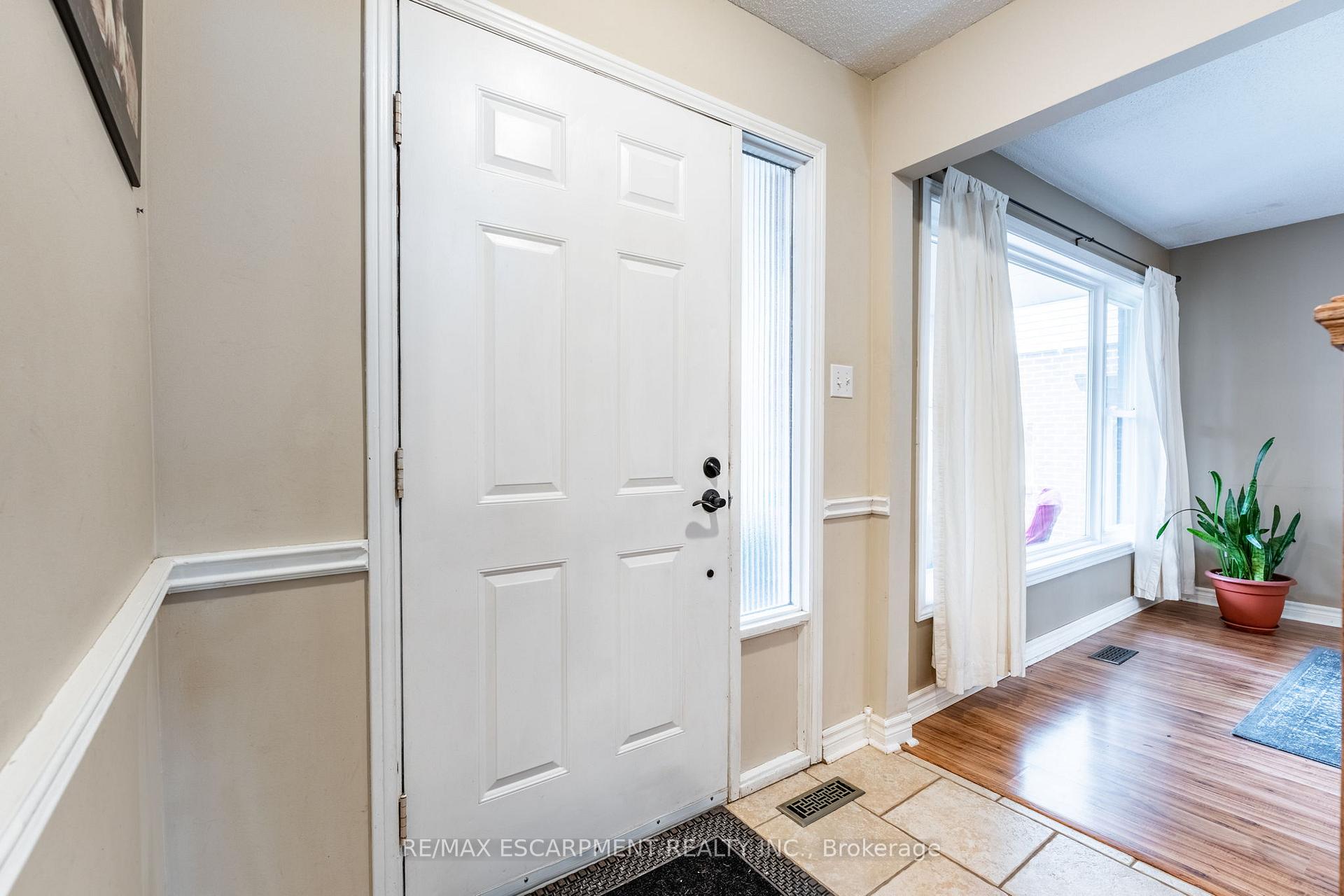 Photo 18 of 24 Vance Crescent, Hamilton, Waterdown — HOMEH