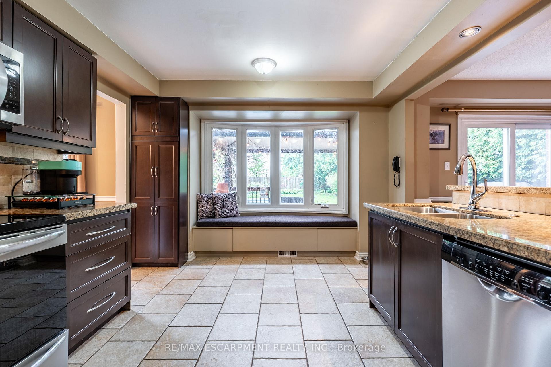 Photo 15 of 24 Vance Crescent, Hamilton, Waterdown — HOMEH