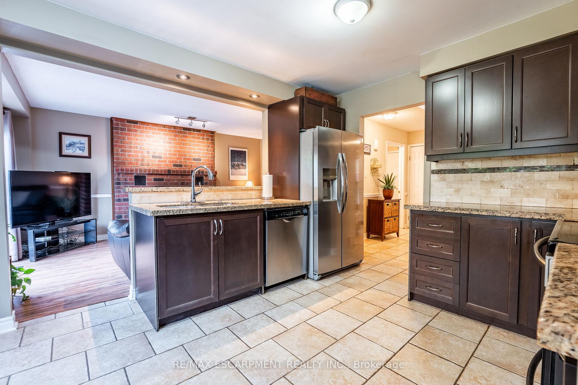 Photo 11 of 24 Vance Crescent, Hamilton, Waterdown — HOMEH