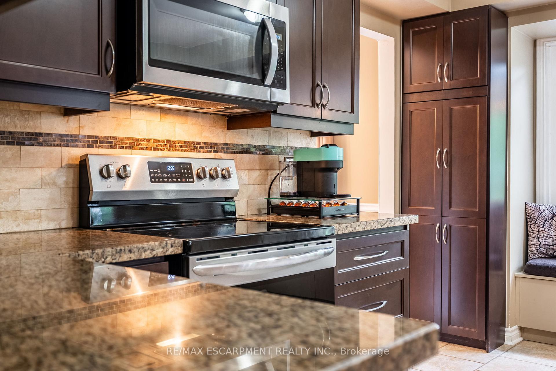 Photo 6 of 24 Vance Crescent, Hamilton, Waterdown — HOMEH