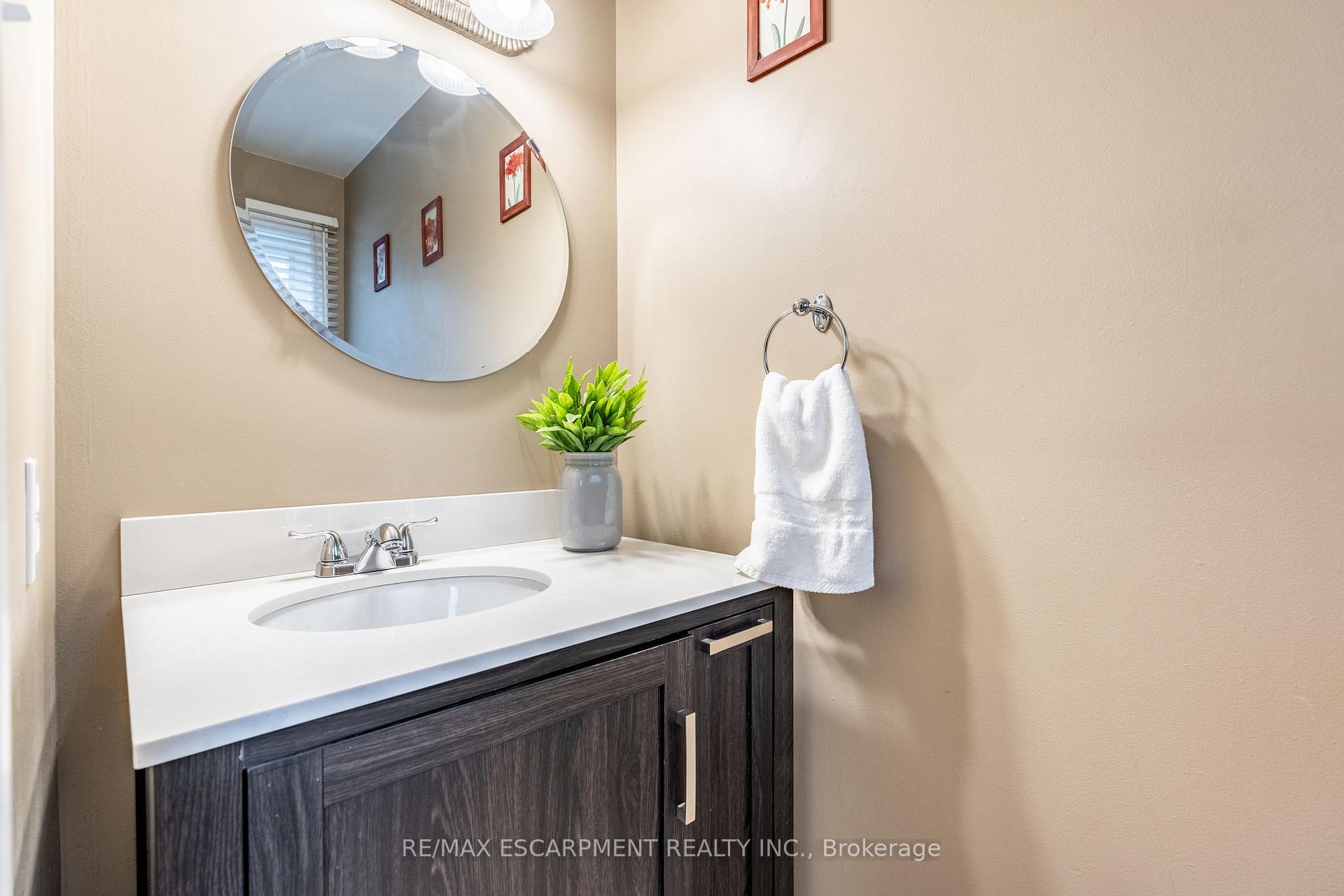 Photo 19 of 24 Vance Crescent, Hamilton, Waterdown — HOMEH