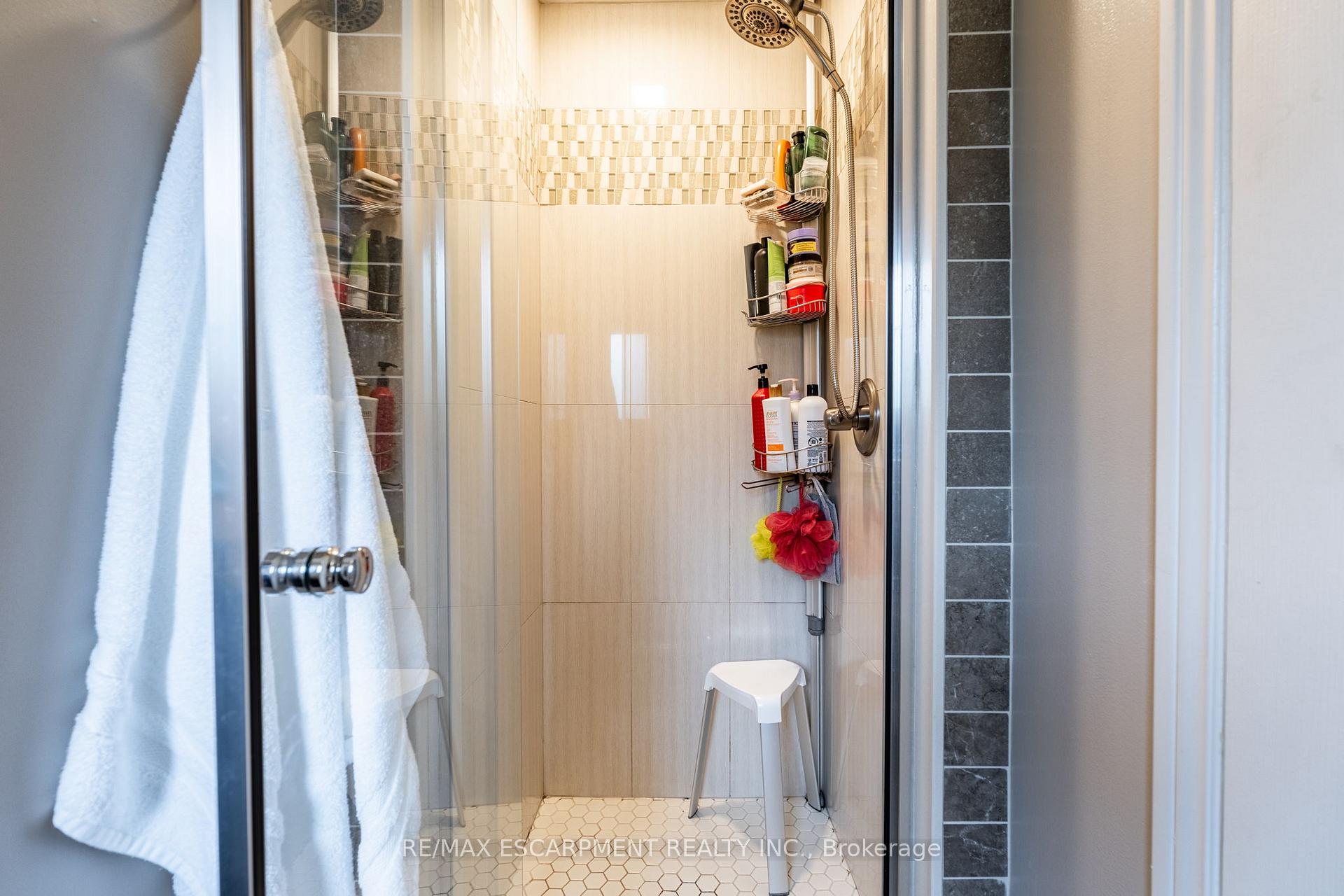 Photo 10 of 24 Vance Crescent, Hamilton, Waterdown — HOMEH