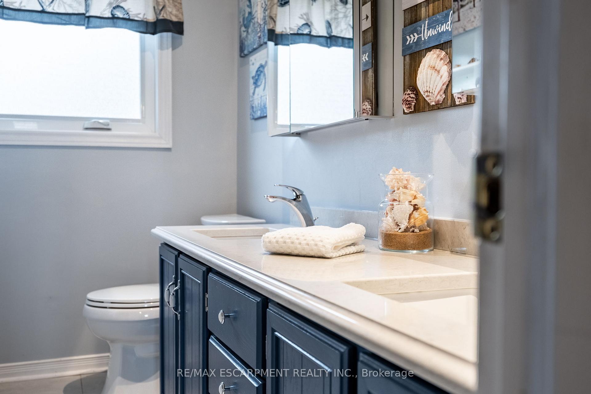 Photo 16 of 24 Vance Crescent, Hamilton, Waterdown — HOMEH