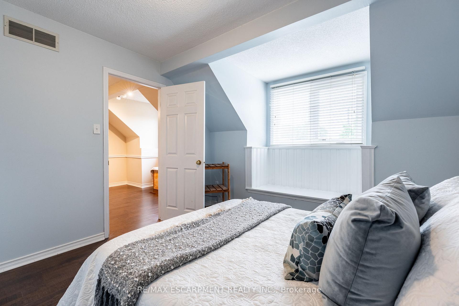 Photo 32 of 24 Vance Crescent, Hamilton, Waterdown — HOMEH