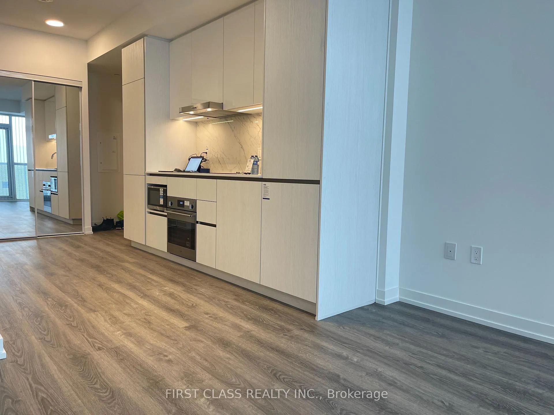 Photo 11 of Unit 5607, 8 Interchange Way, Vaughan, Vaughan Corporate Centre — HOMEH