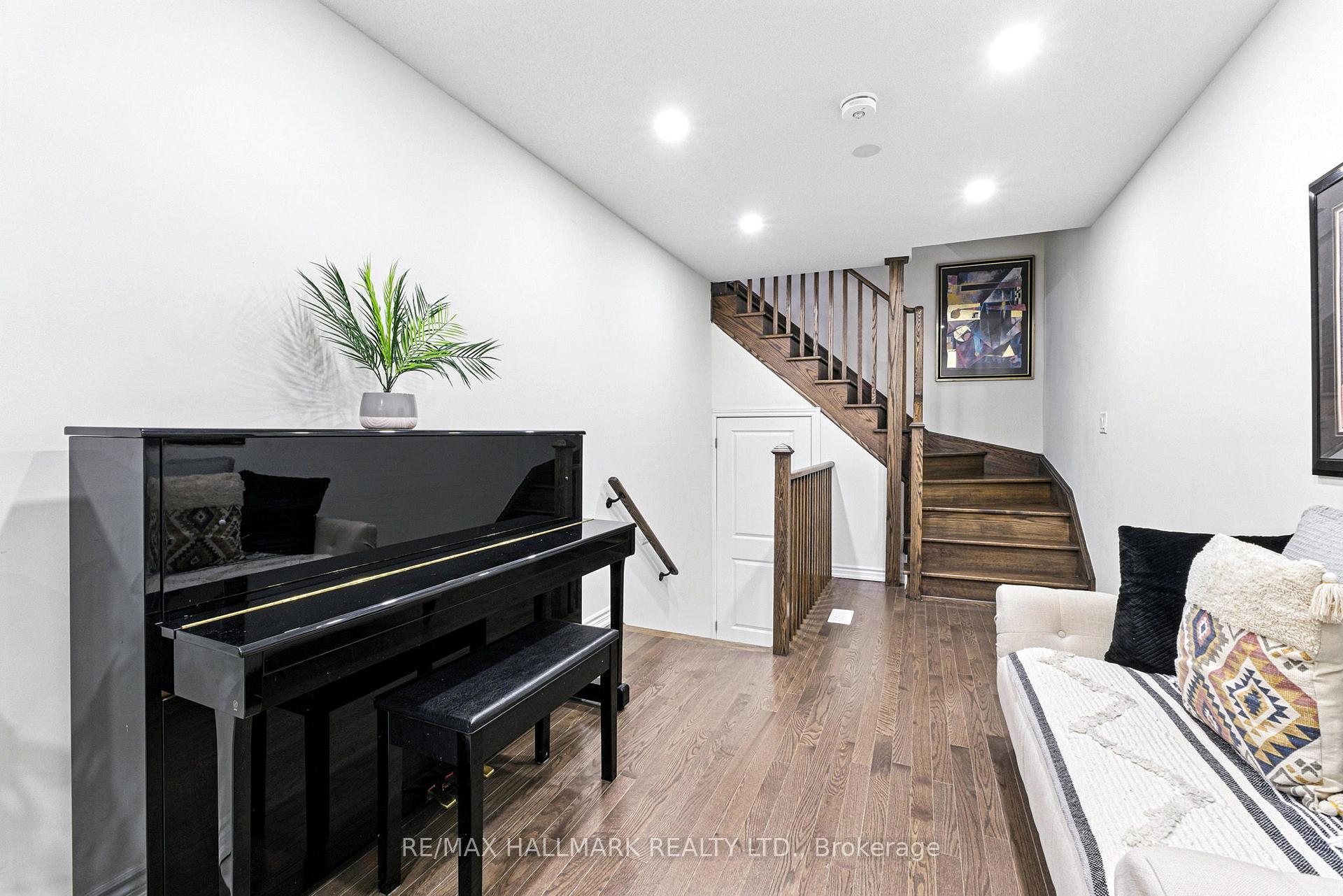 Photo 2 of 36 Elsinore Street, Vaughan, Kleinburg — HOMEH