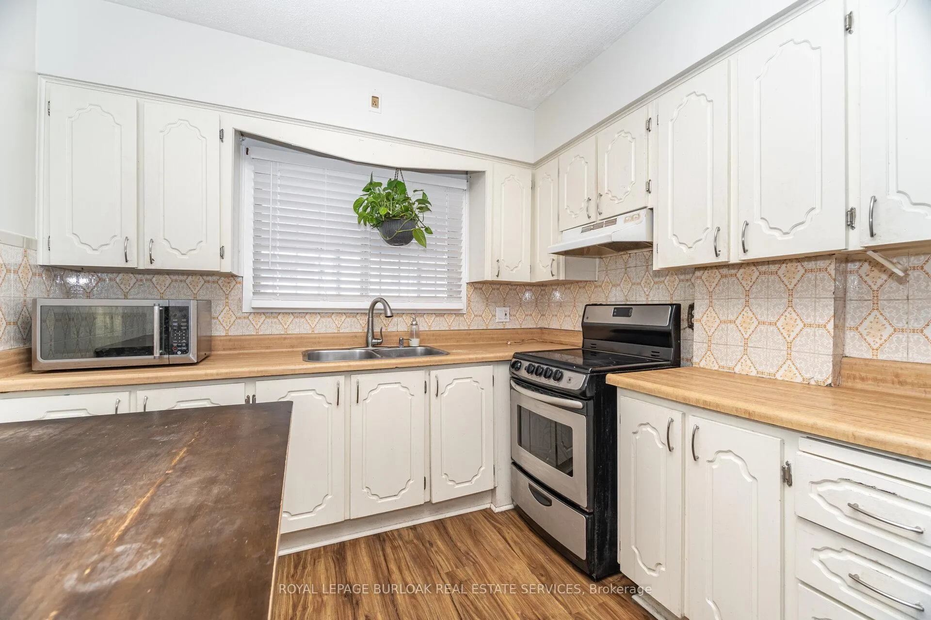 Photo 10 of 163 Connaught Avenue N, Hamilton, Stipley — HOMEH