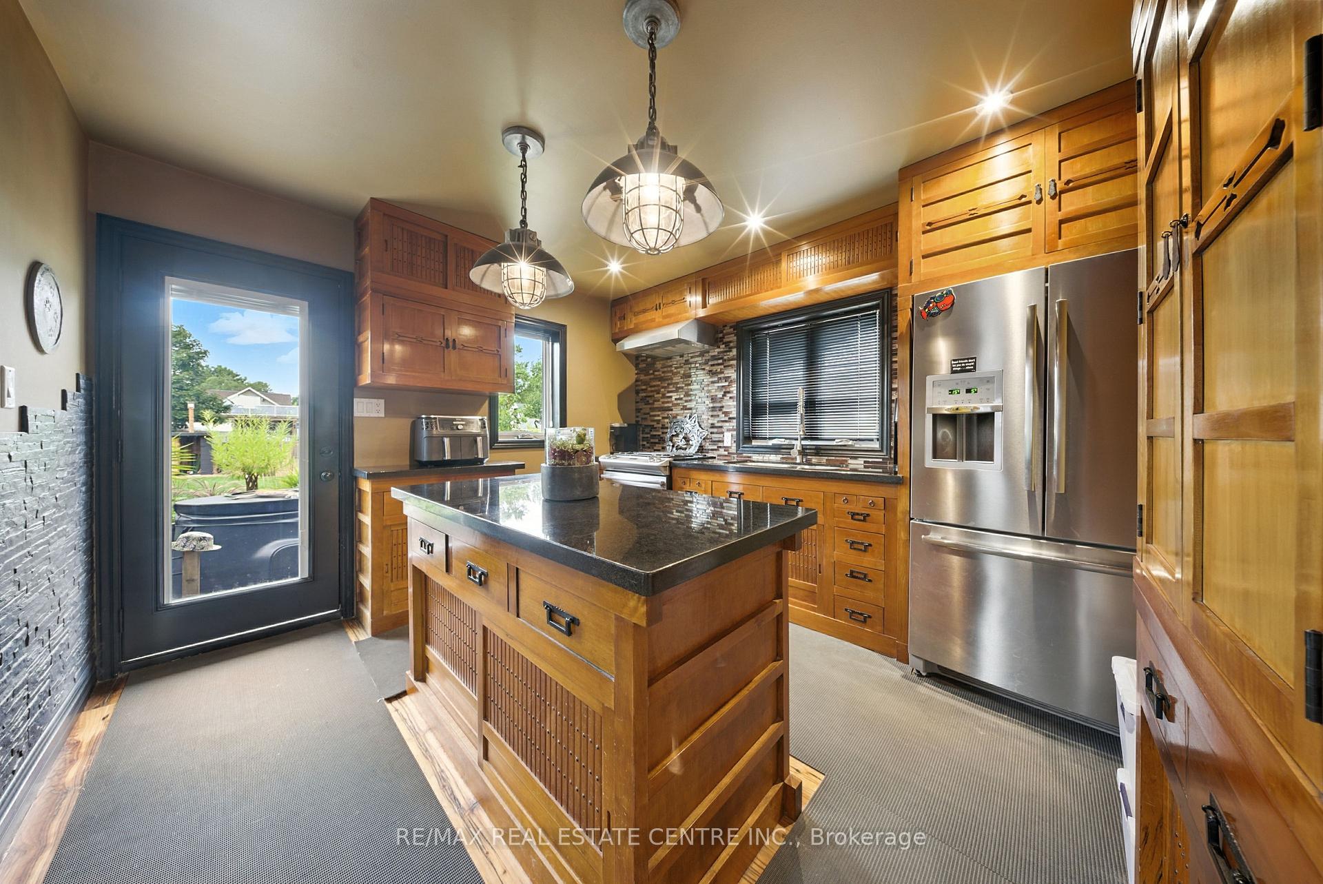 Photo 6 of 14 Royce Avenue, Brampton, Downtown Brampton — HOMEH