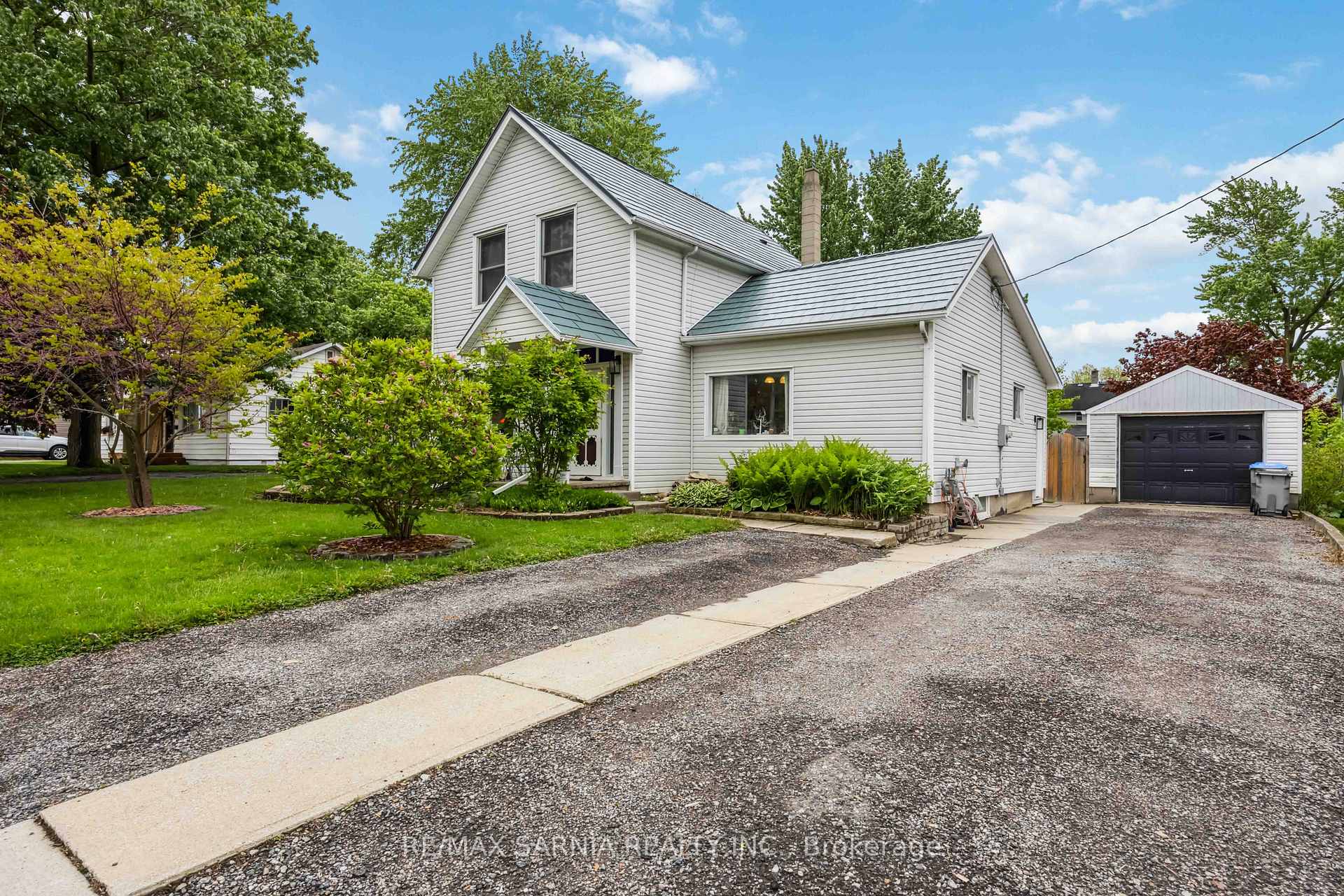 Photo 22 of 590 Simcoe Street, Warwick, Watford — HOMEH